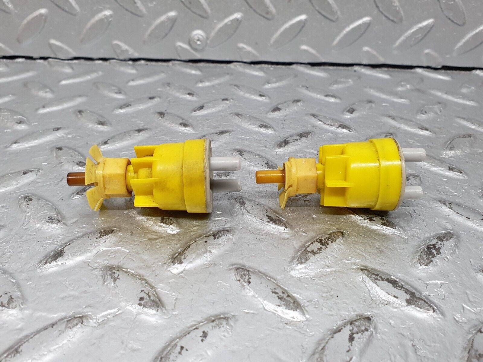 41179 Mercedes-Benz W126 300SE Vacuum Check Valve Pair 1268000078