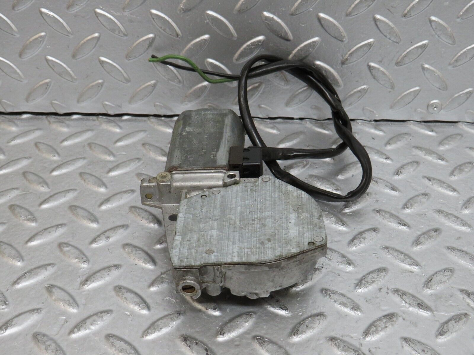 29665 Mercedes-Benz W123 230E Rear Right Window Regulator Motor 0130821016