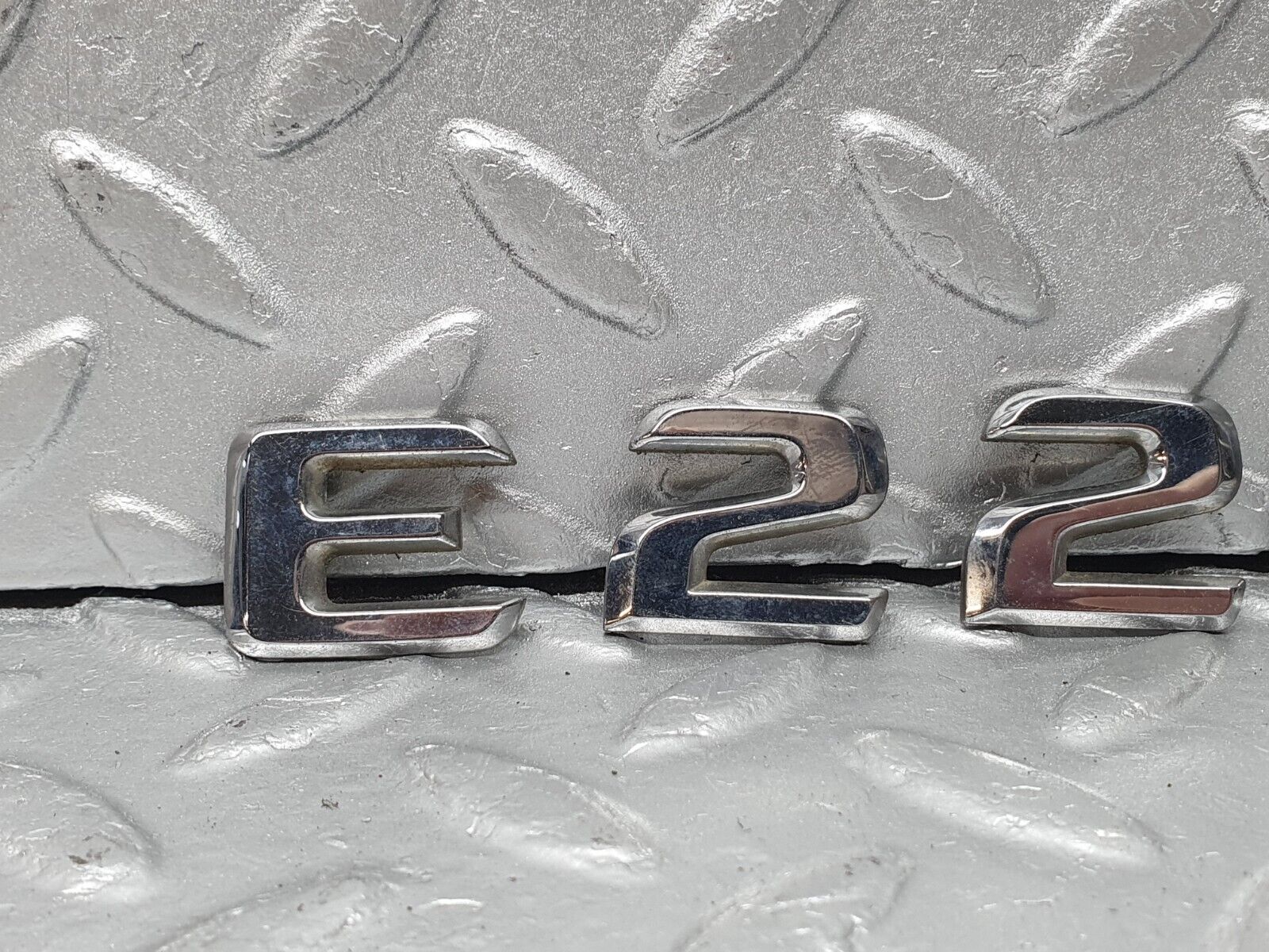 41302 Mercedes-Benz S124 E220 Wagon Trunk Badge Emblem