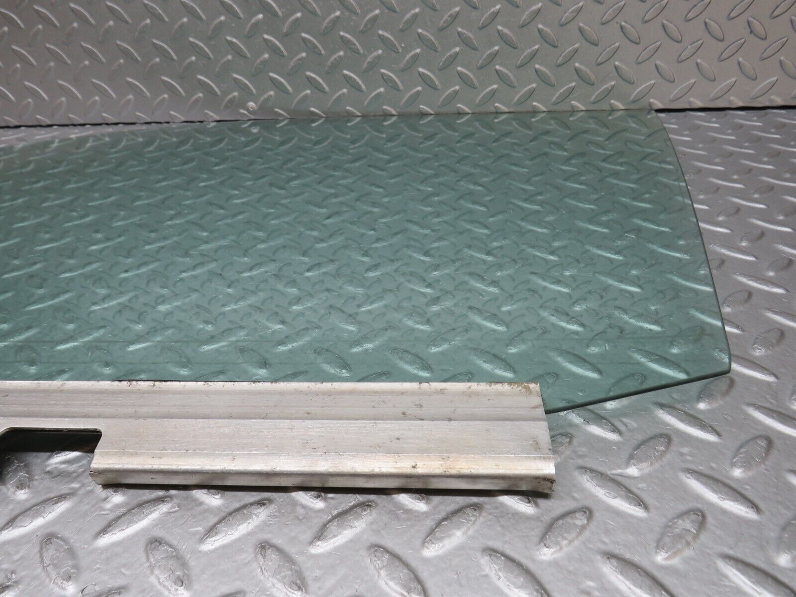 36564 Mercedes-Benz W201 190E 2.0L Front Left Door Window Glass