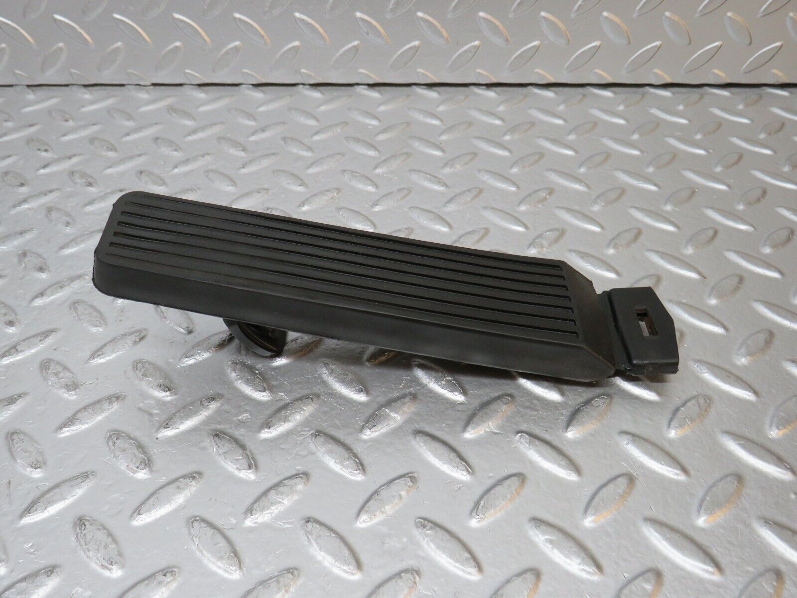 31259 Mercedes-Benz S124 220TE Wagon Accelerator Pedal With Rubber 1233010082