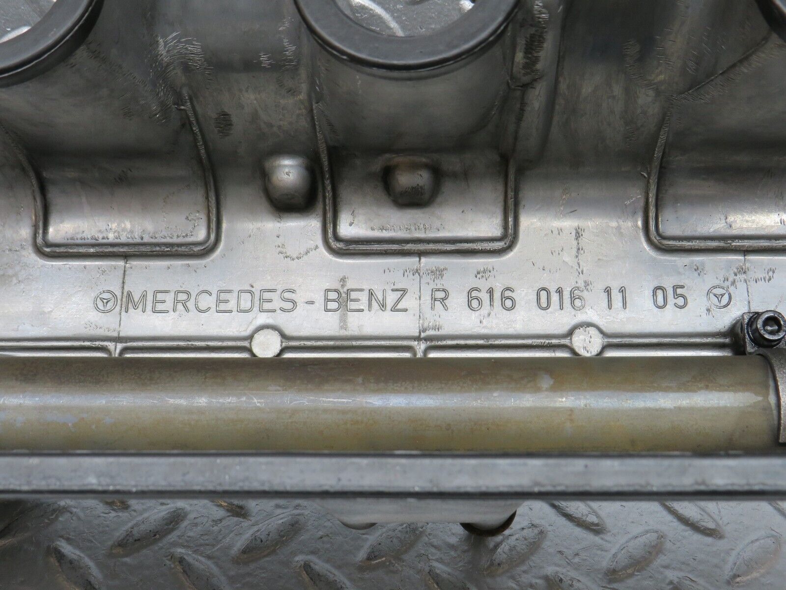 0883 Mercedes-Benz C123 240D Cylinder Head Valve Cover 6160161105