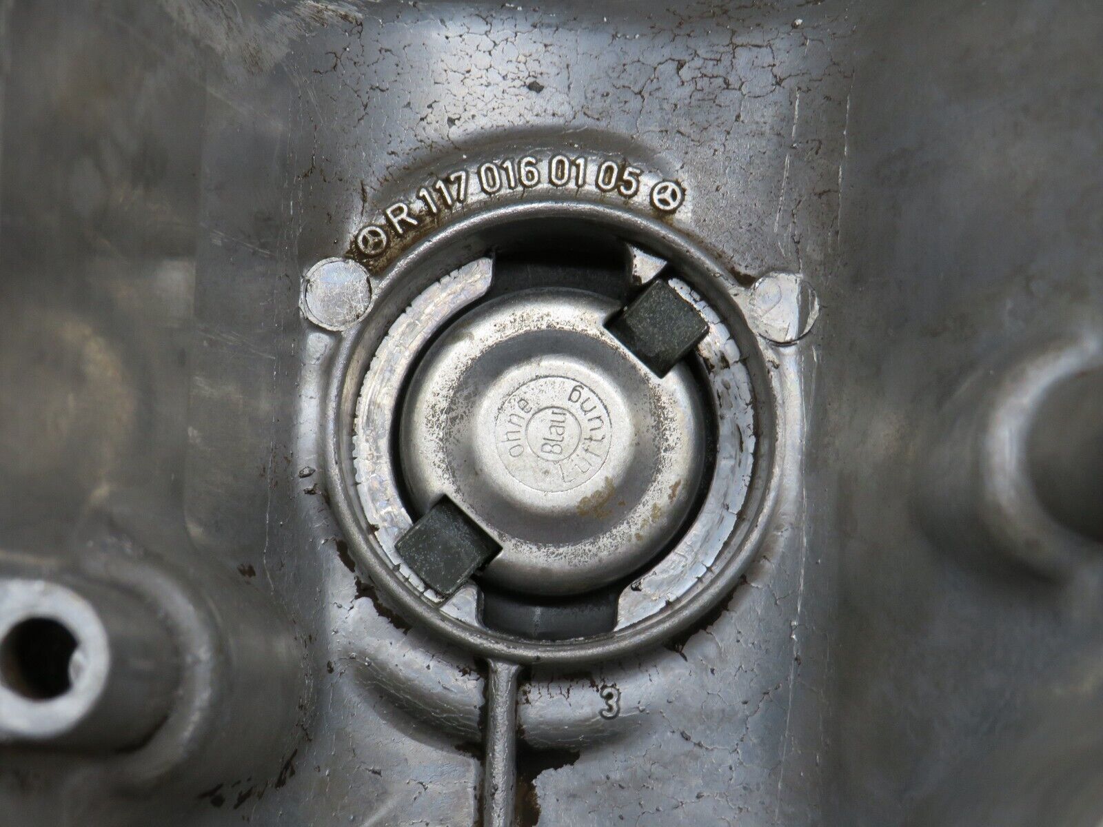 34536 Mercedes-Benz C126 380SEC Cylinder Head Valve Cover Right 1170160105