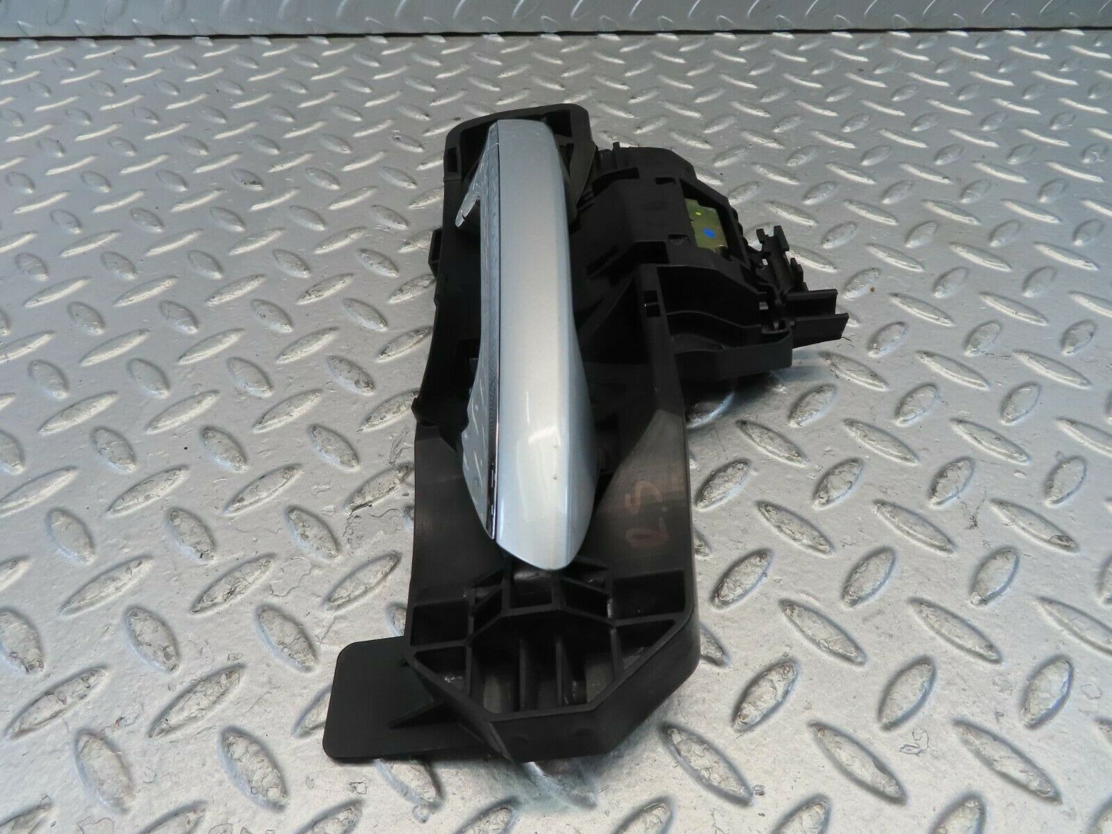 11172 Mercedes-Benz W221 S320 Front Left Door Handle 2217601334