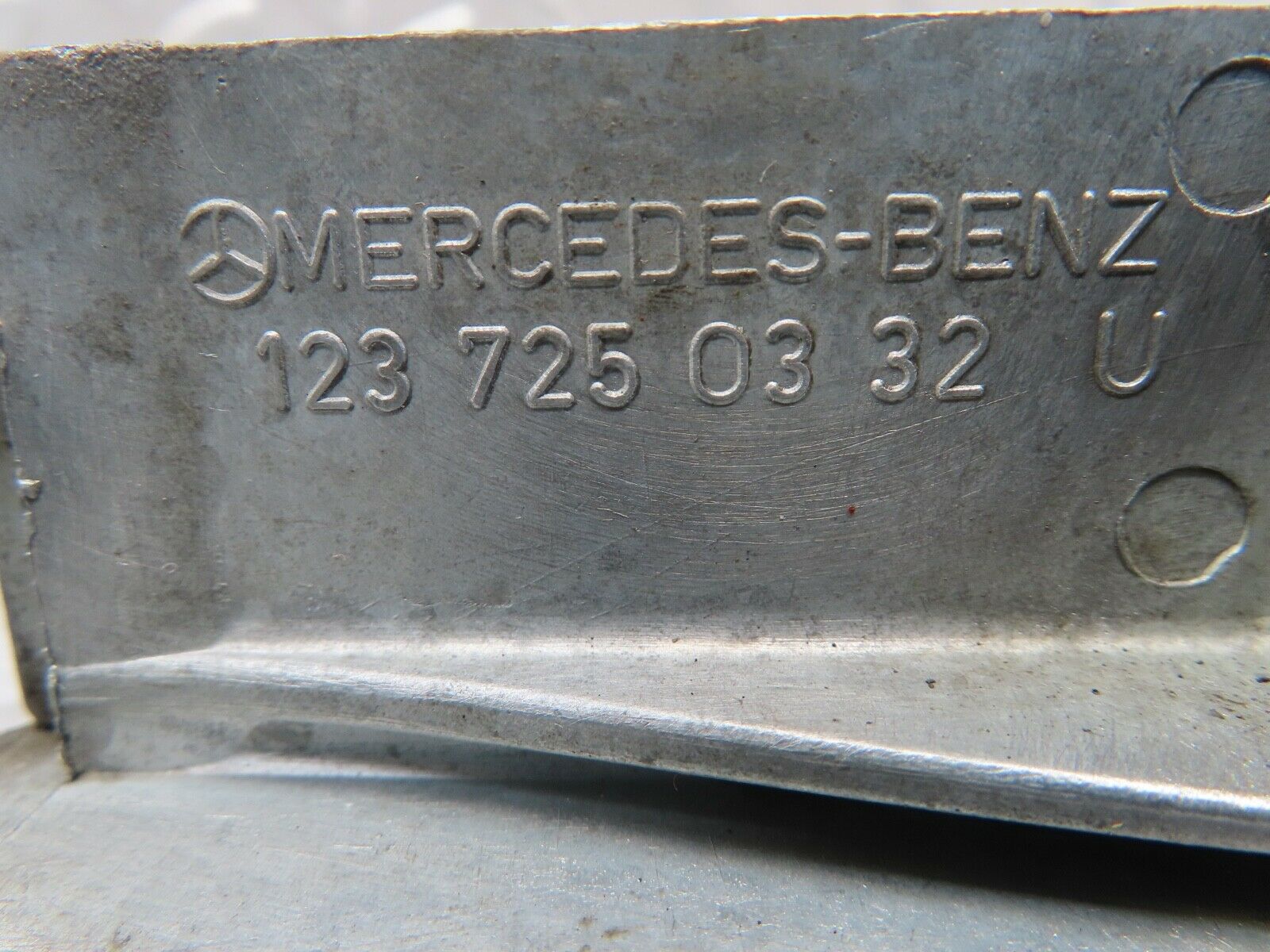 16928 Mercedes-Benz C123 280CE Coupe Door Glass Fixing Clip Left 1237250132