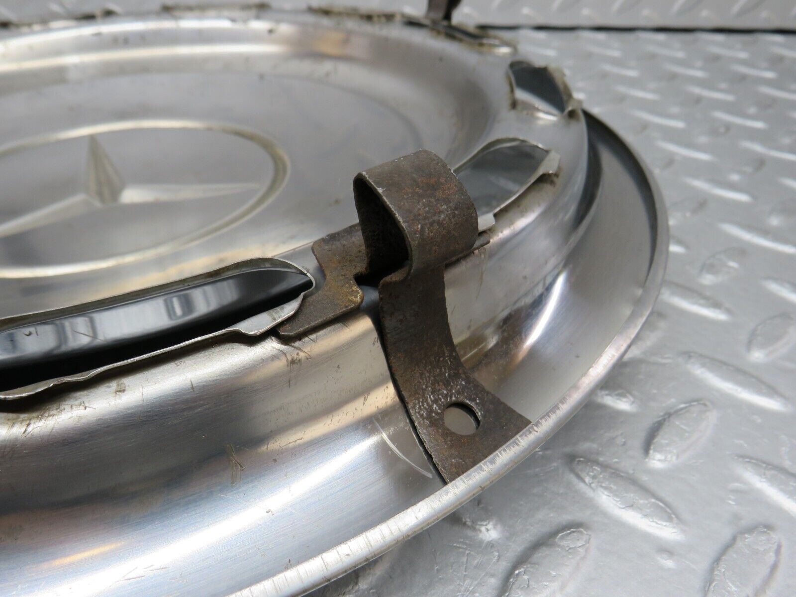 37464 Mercedes-Benz W109 300SEL Wheel Hub Cap 14"