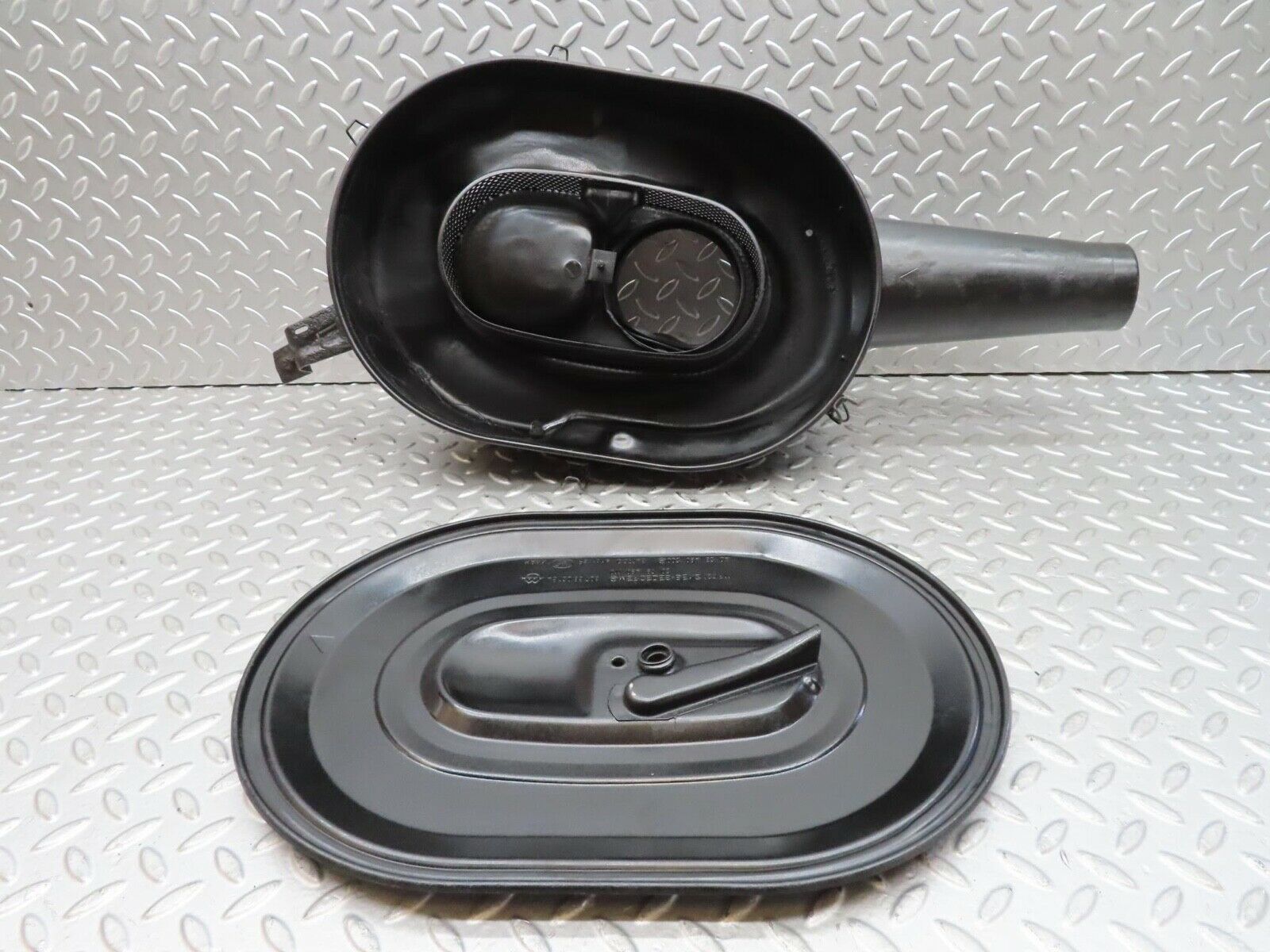 15893 Mercedes-Benz W123 280E Air Filter Box Housing 0110949702