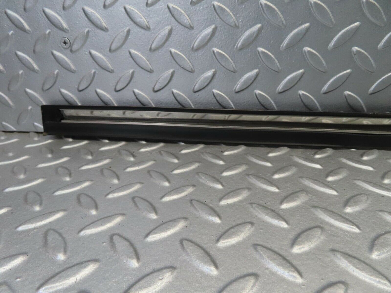 11044 Mercedes-Benz W123 Front Left Door Centre Moulding Trim