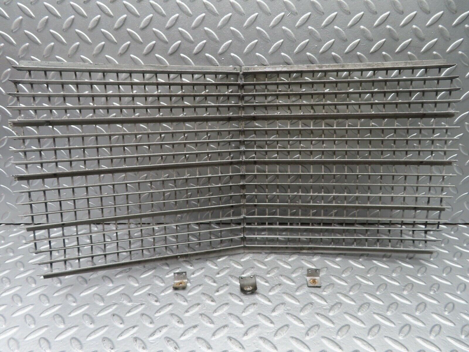 20877 Mercedes-Benz W114 250CE Coupe Bonnet Grill Chrome