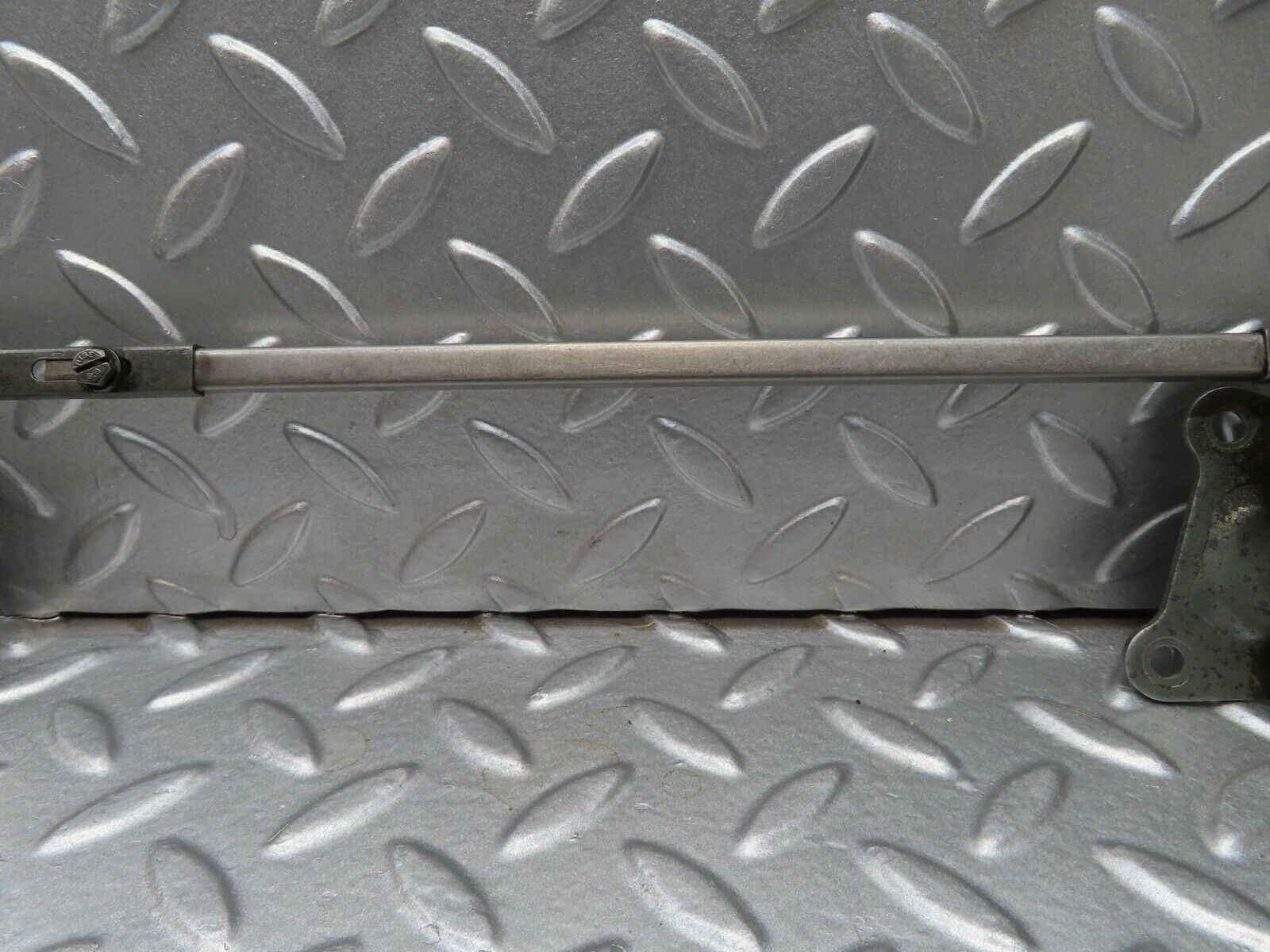 14015 Mercedes-Benz C107 280SLC Throttle Linkage