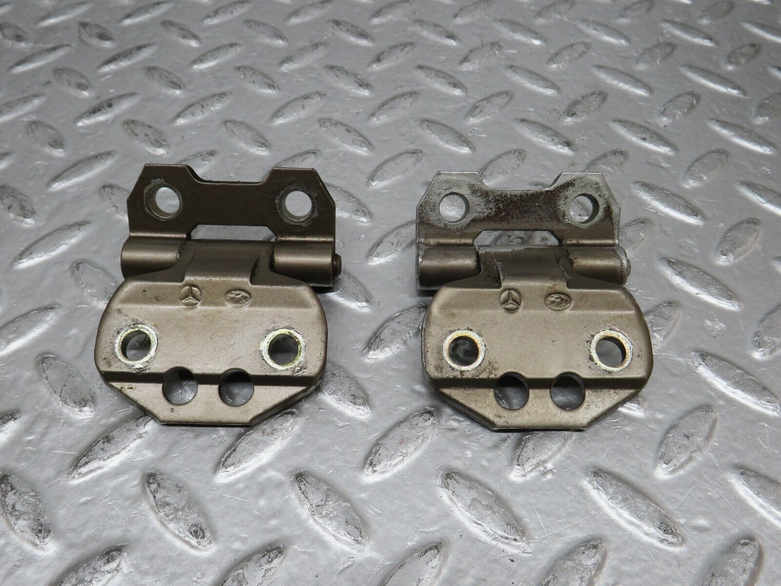 29603 Mercedes-Benz W124 230E Left Door Hinge Pair