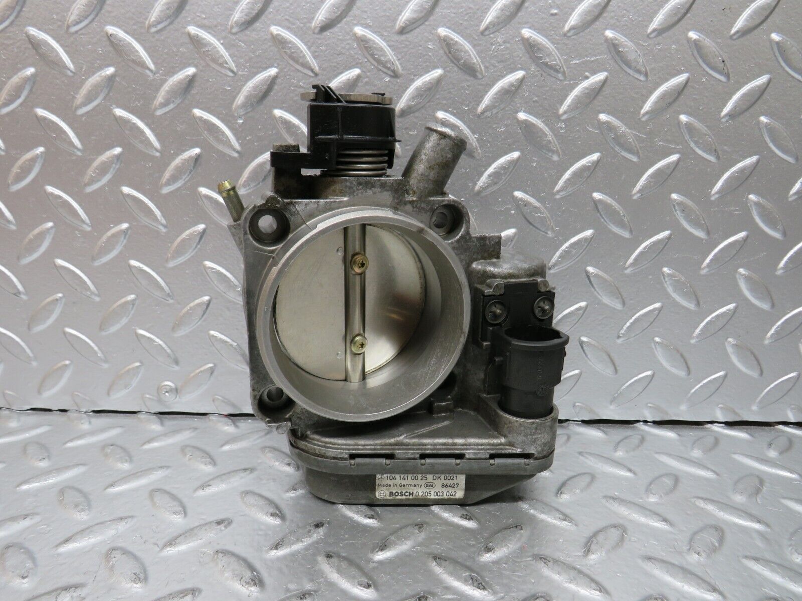 24835 Mercedes-Benz W140 S320 Throttle Body 1041410025