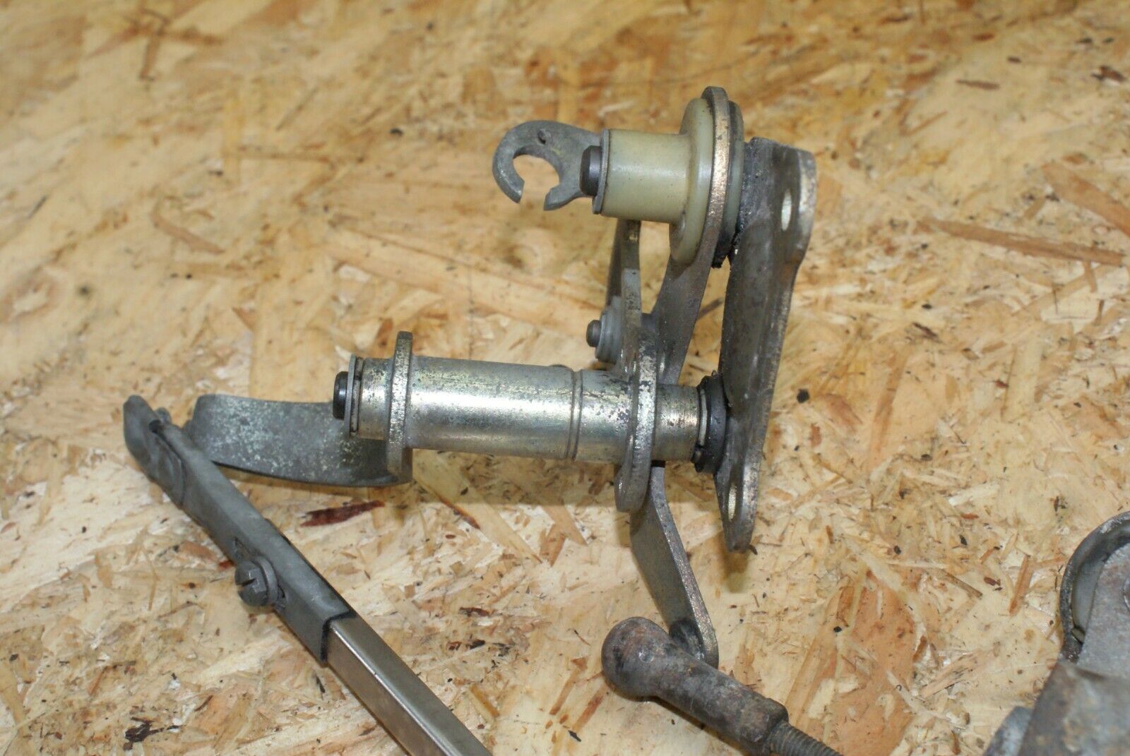 2404 Mercedes-Benz W123 280E Throttle Linkage Accelerator