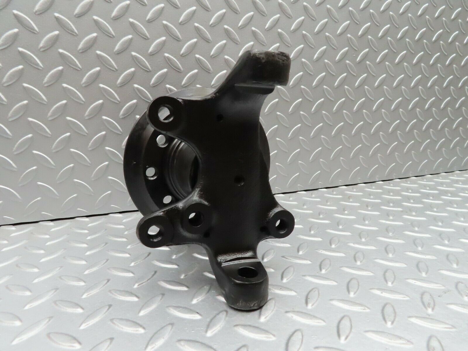 3427 Mercedes-Benz W115 220D Front Left Wheel Hub