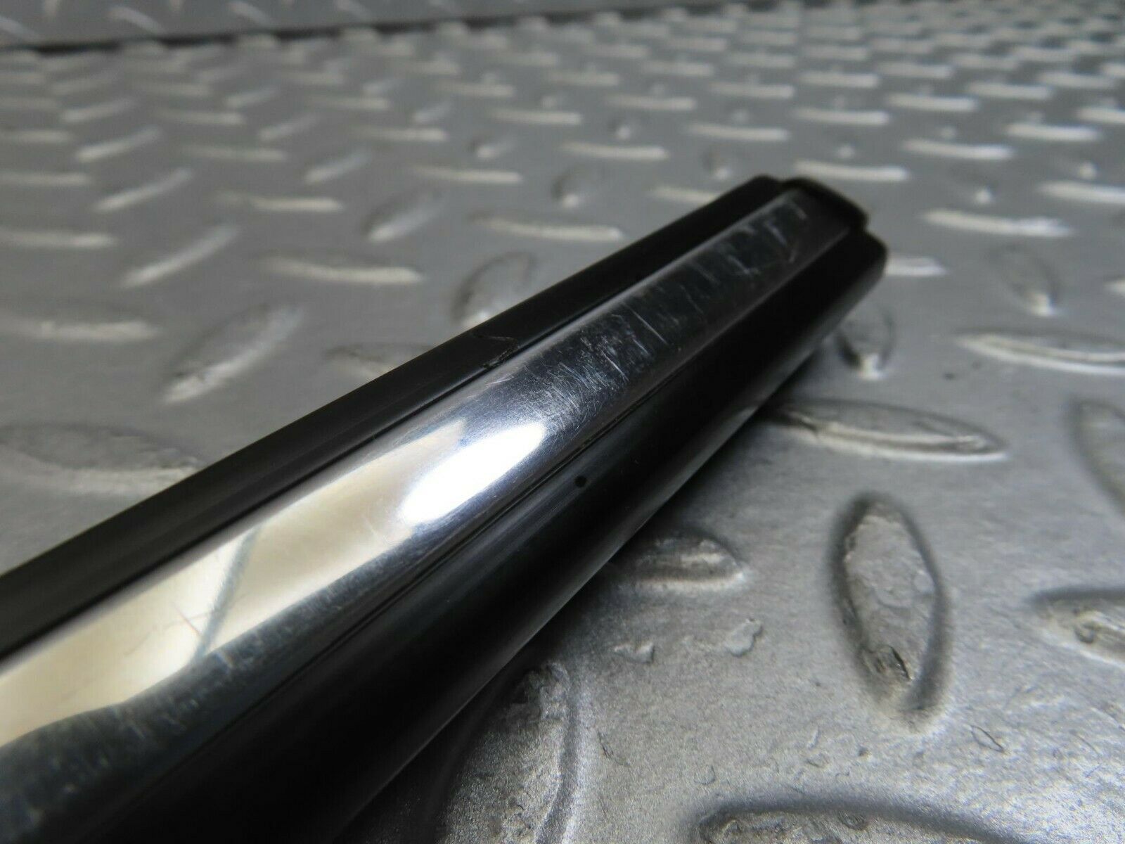 10266 Mercedes-Benz W123 Front Left Door Centre Moulding Trim