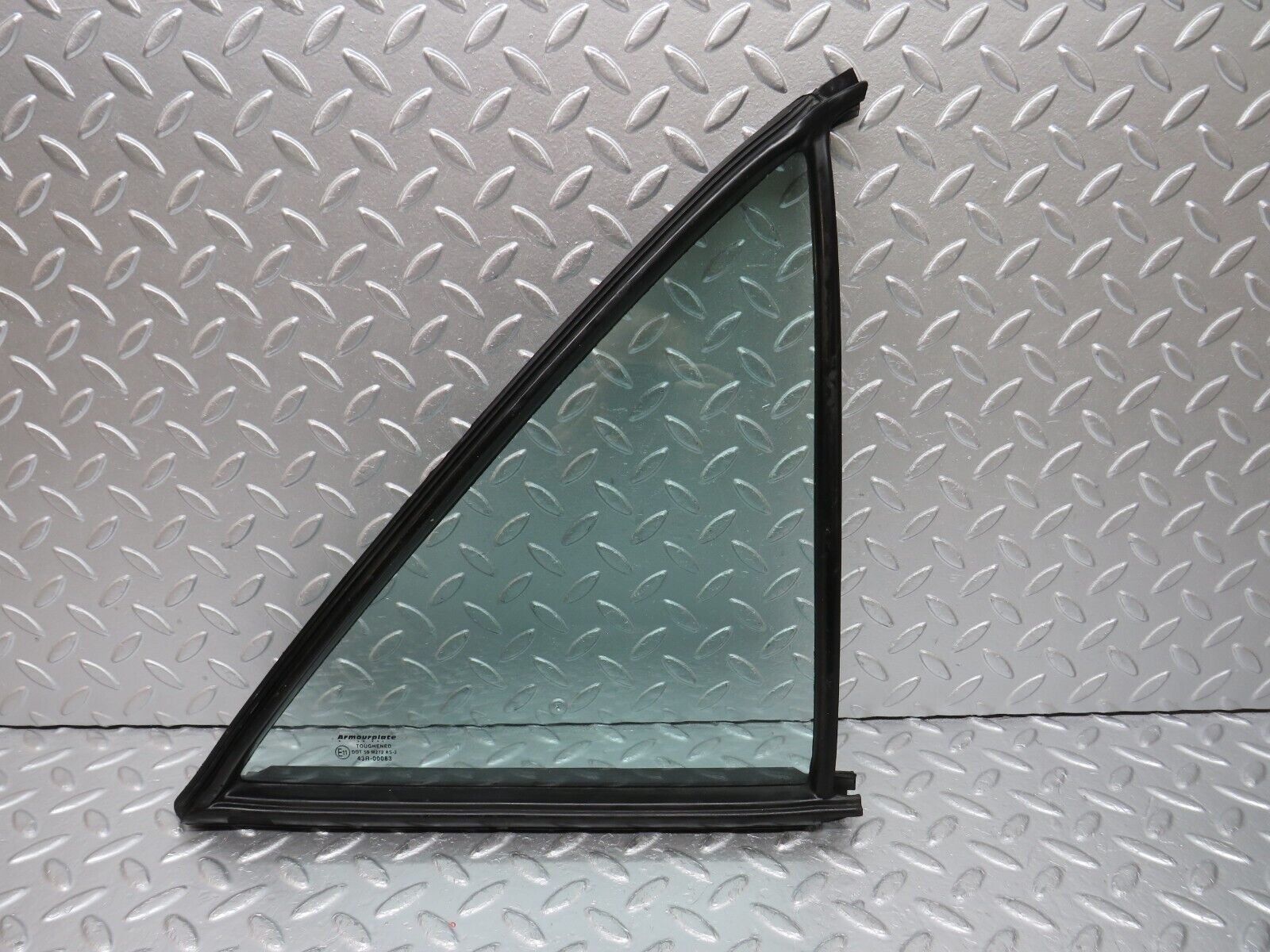 33140 Mercedes-Benz W126 Rear Right Quarter Window Glass