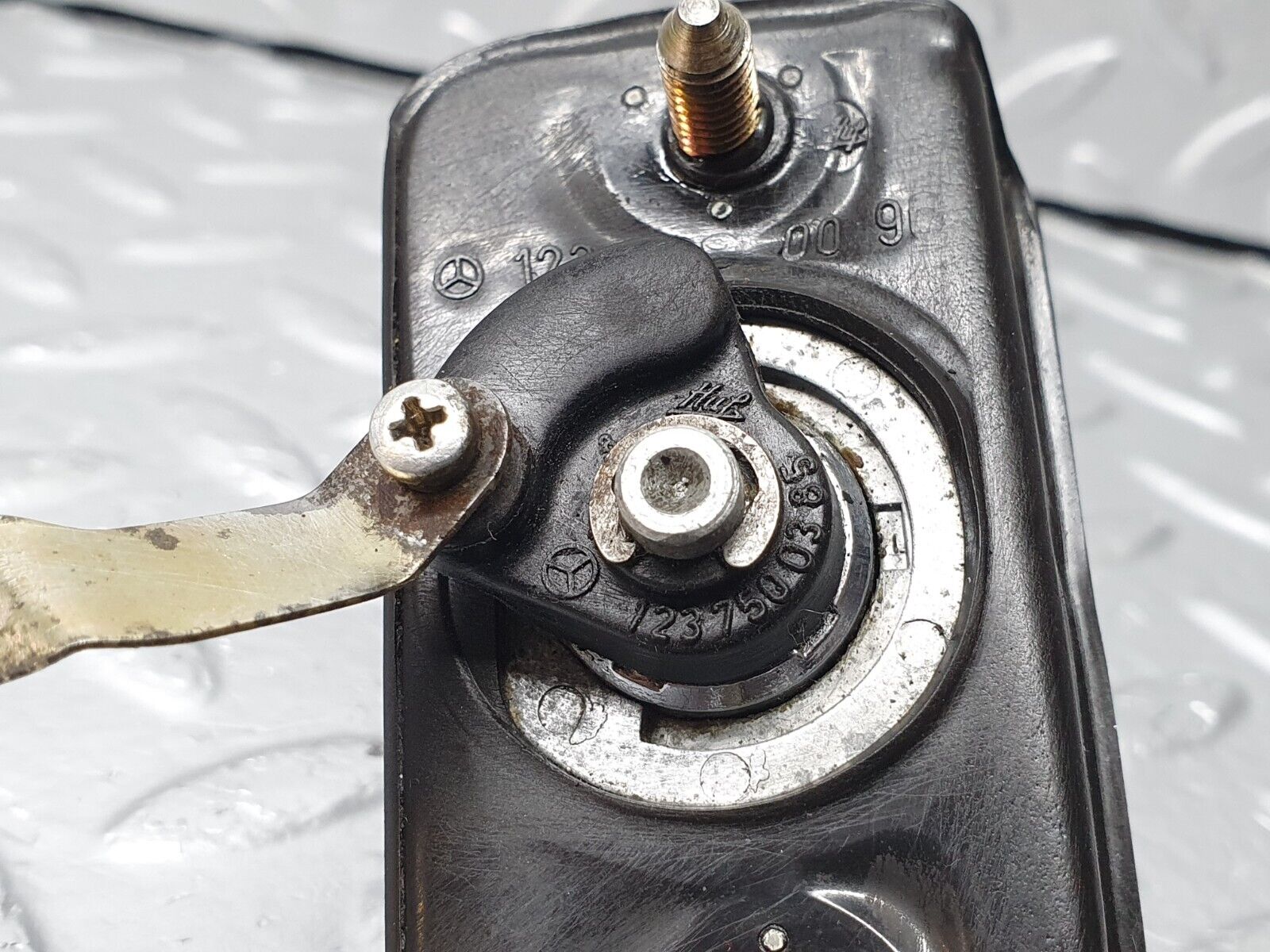 40747 Mercedes-Benz W123 300D Trunk Lock No Key 1237580096 1237500385