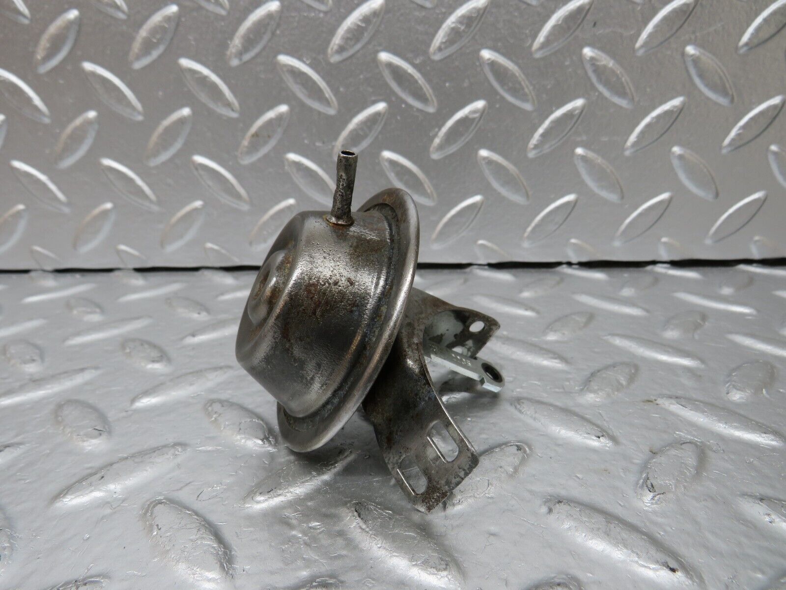 25491 Mercedes-Benz W123 200 Ignition Distributor Vacuum Control Valve