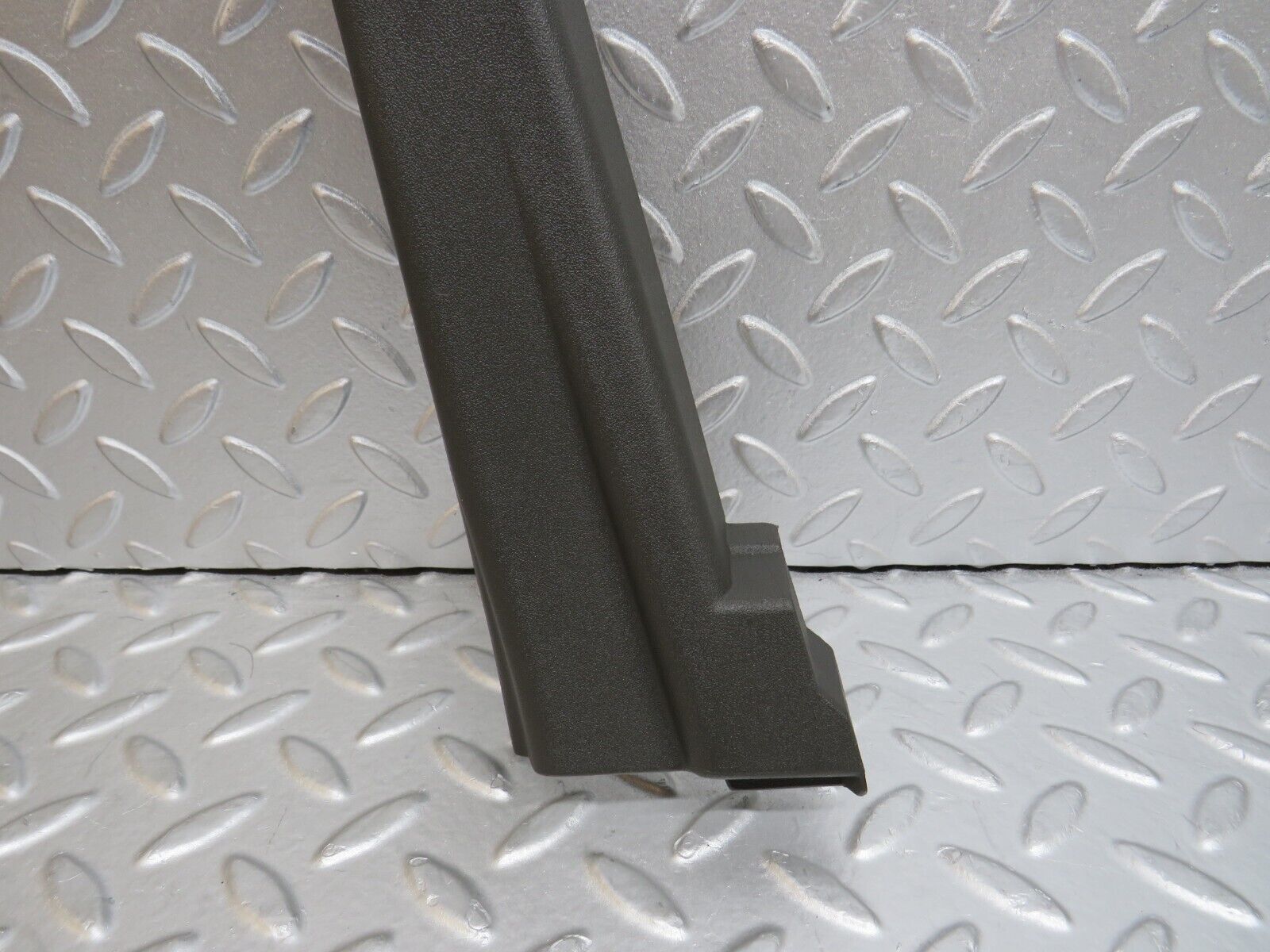 35286 Mercedes-Benz W221 Front Left Door Window Frame Trim 2217250171