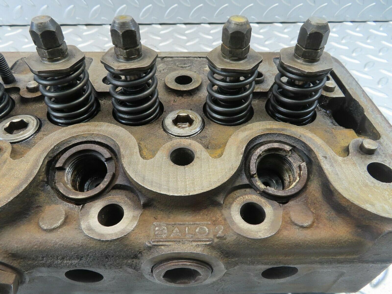 10948 Mercedes-Benz W115 220D Cylinder Head OM615.913