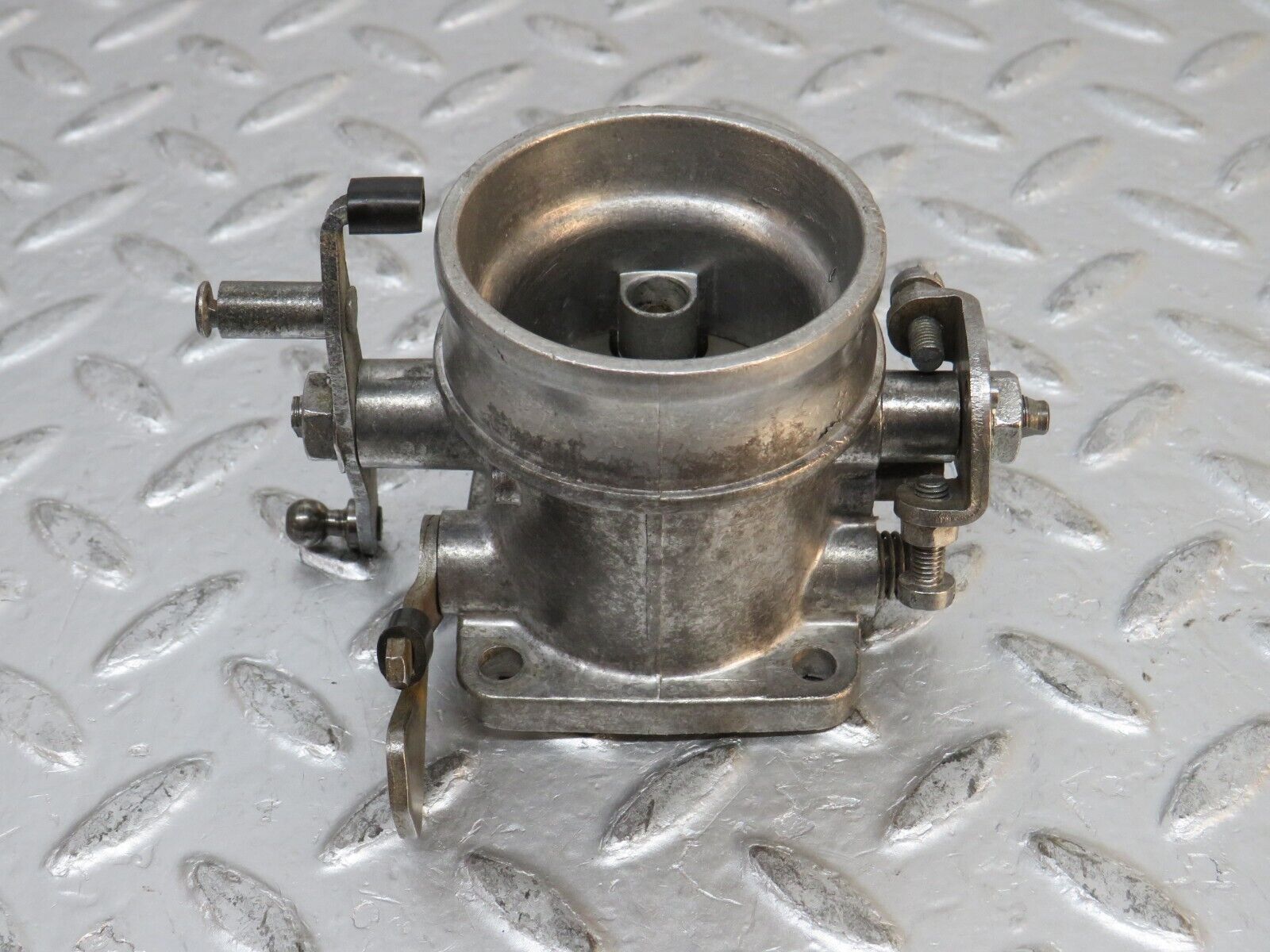 0331 Mercedes-Benz W123 220D Throttle Body 6150700227