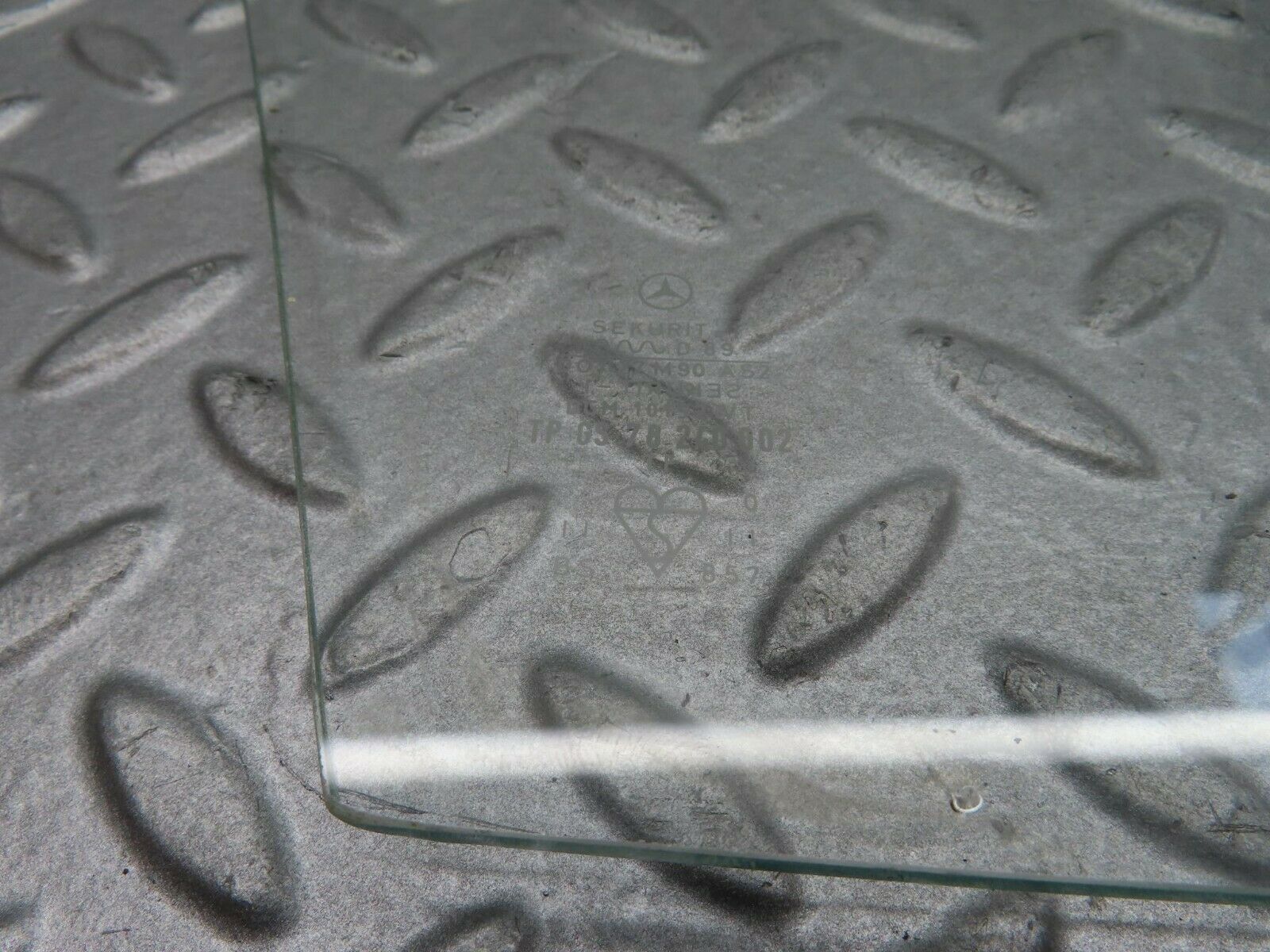 16587 Mercedes-Benz C107 380SLC Rear Right Quarter Window Glass