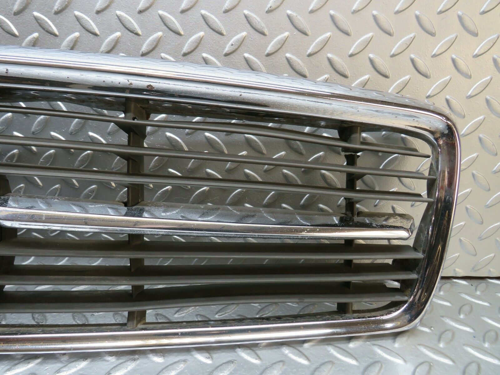 22852 Mercedes-Benz C107 450SLC Coupe Bonnet Grill 1078881523