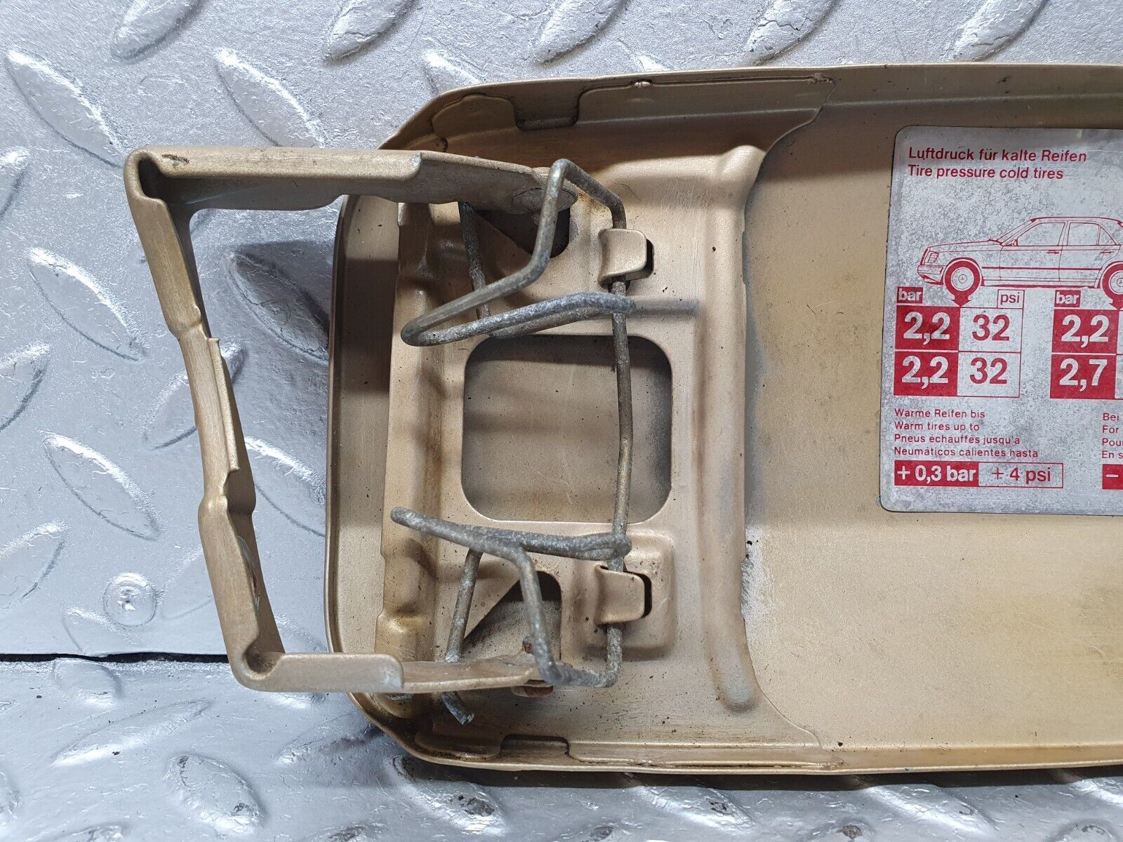 41473 Mercedes-Benz W124 200E Fuel Tank Flap Cap 1245841639