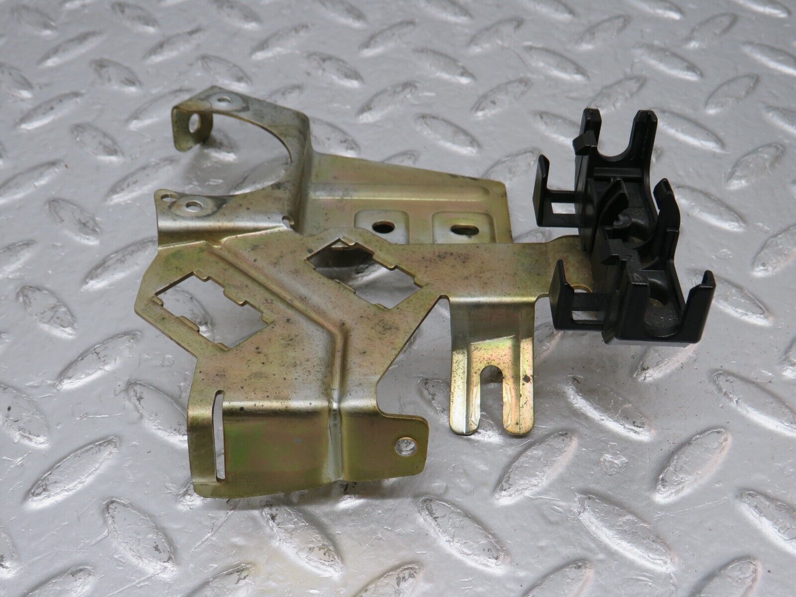 33309 Mercedes-Benz W202 C180 Relay Holder Bracket