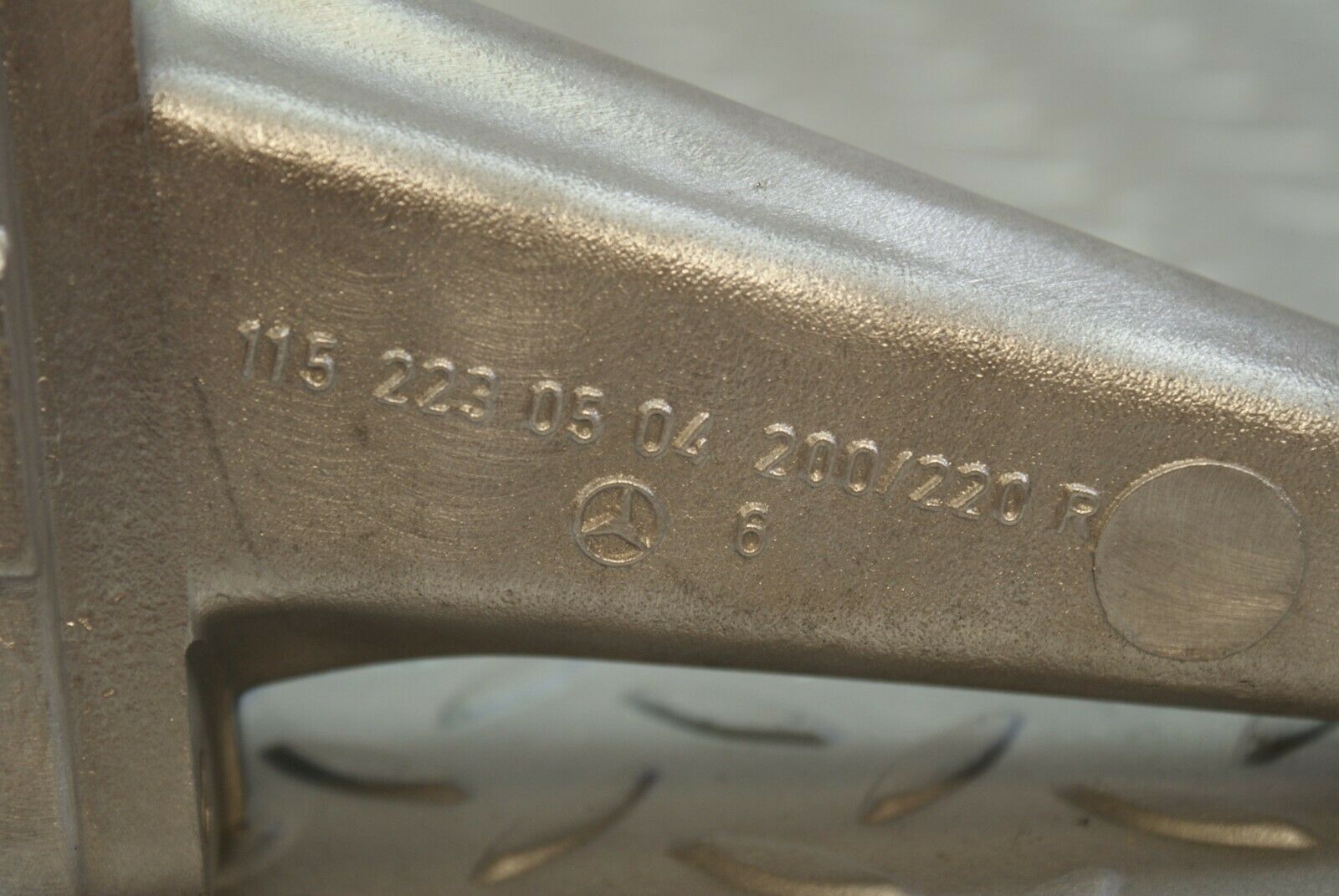 3070 Mercedes-Benz W115 220D Engine Mount Bracket Right Side 1152230504