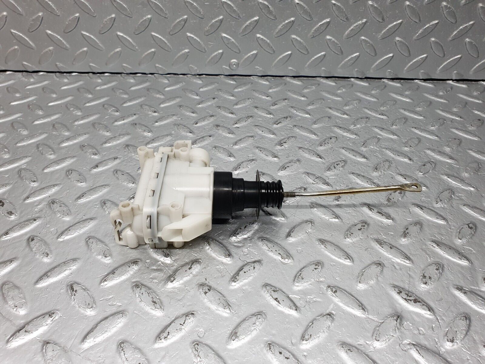 41010 Mercedes-Benz W126 300SE Front Left Door Lock Vacuum Actuator