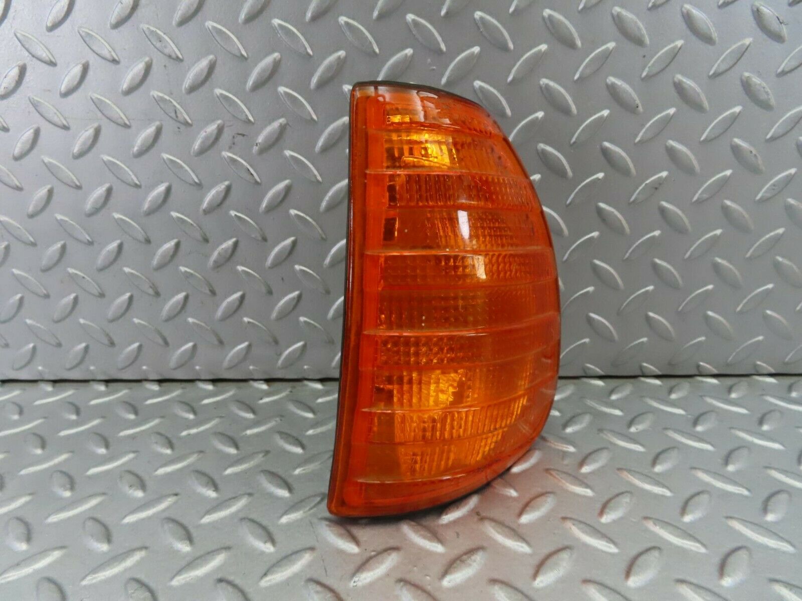 8110 Mercedes-Benz W123 Indicator Light Front Left Bosch 1305233051