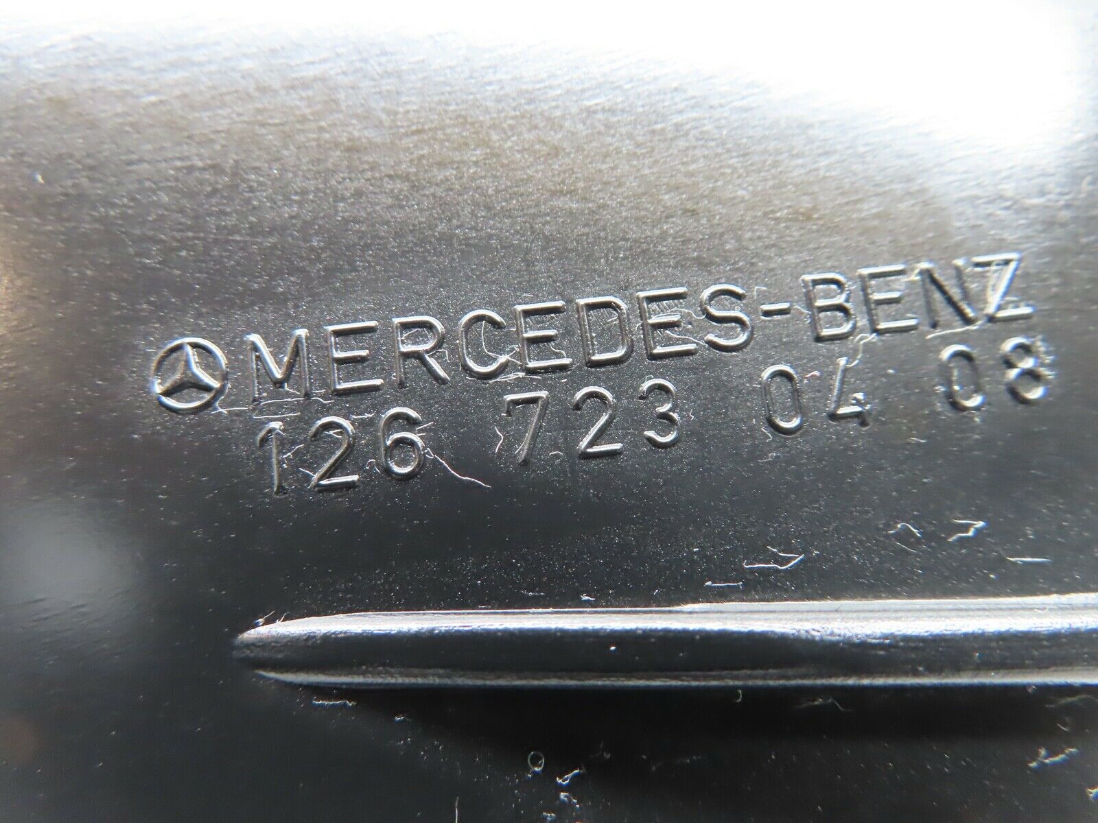 21626 Mercedes-Benz W126 300SE Front Right Door Lock Inner Cover 1267230408