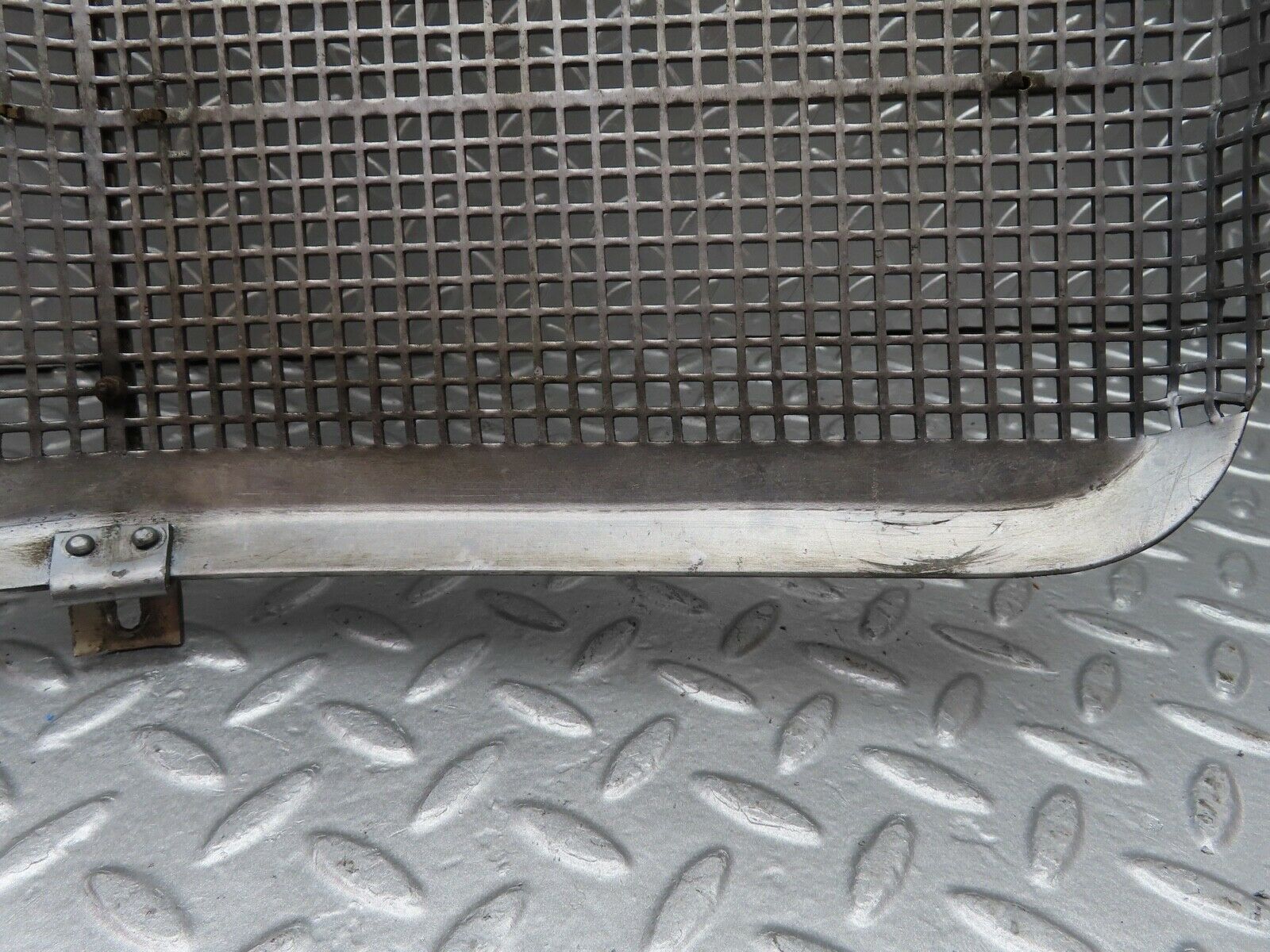 19798 Mercedes-Benz W121 190b Ponton Bonnet Grill