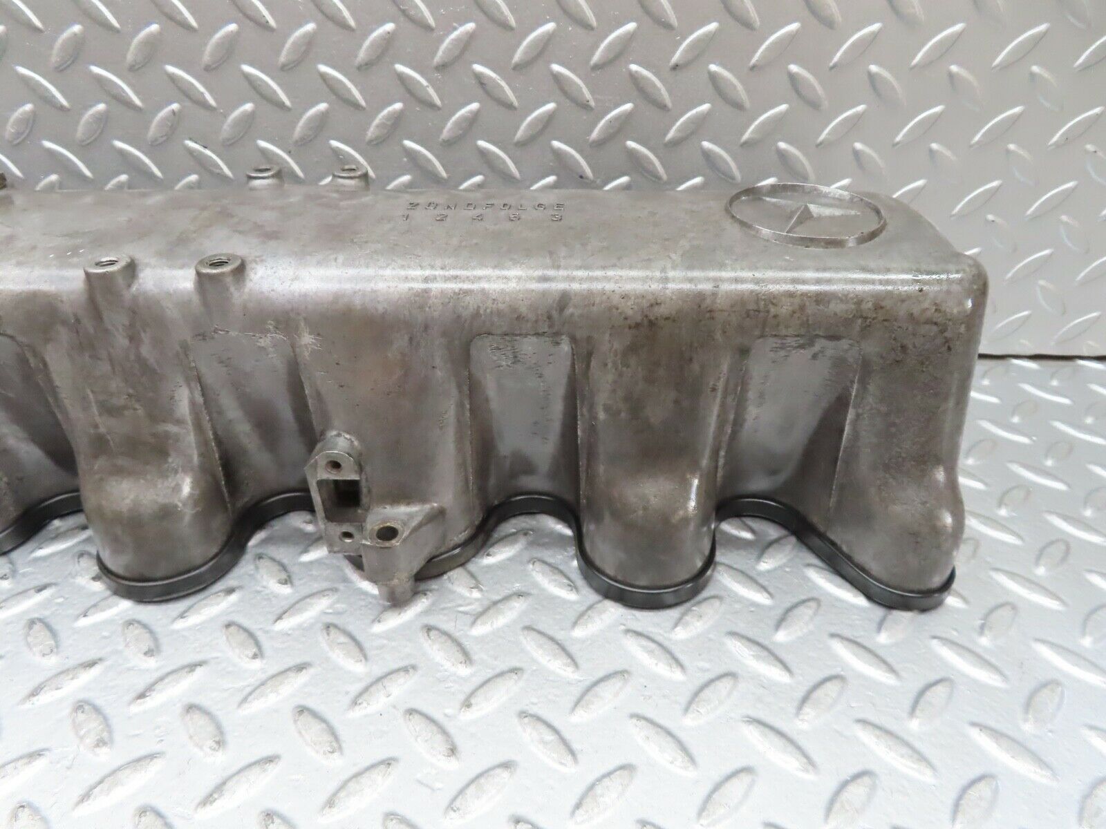 19271 Mercedes-Benz W123 300D Cylinder Head Valve Cover 6170160305