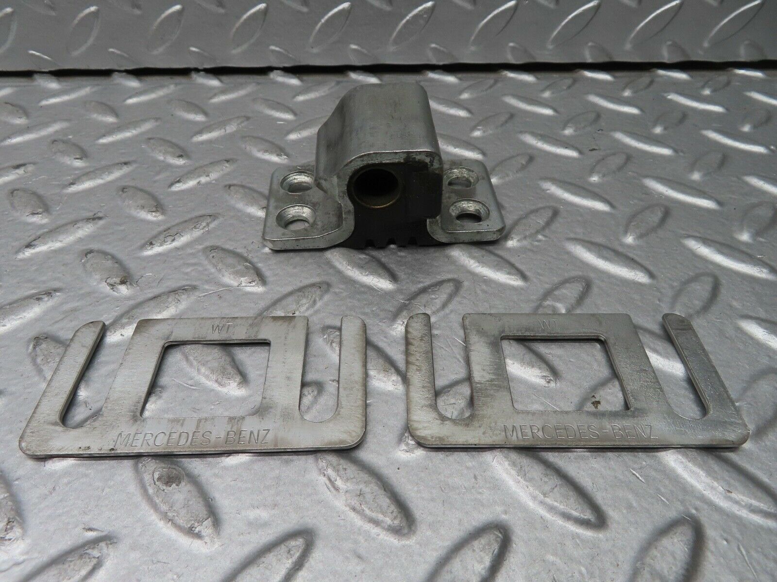 21517 Mercedes-Benz W126 300SE Door Lock Latch Right Side