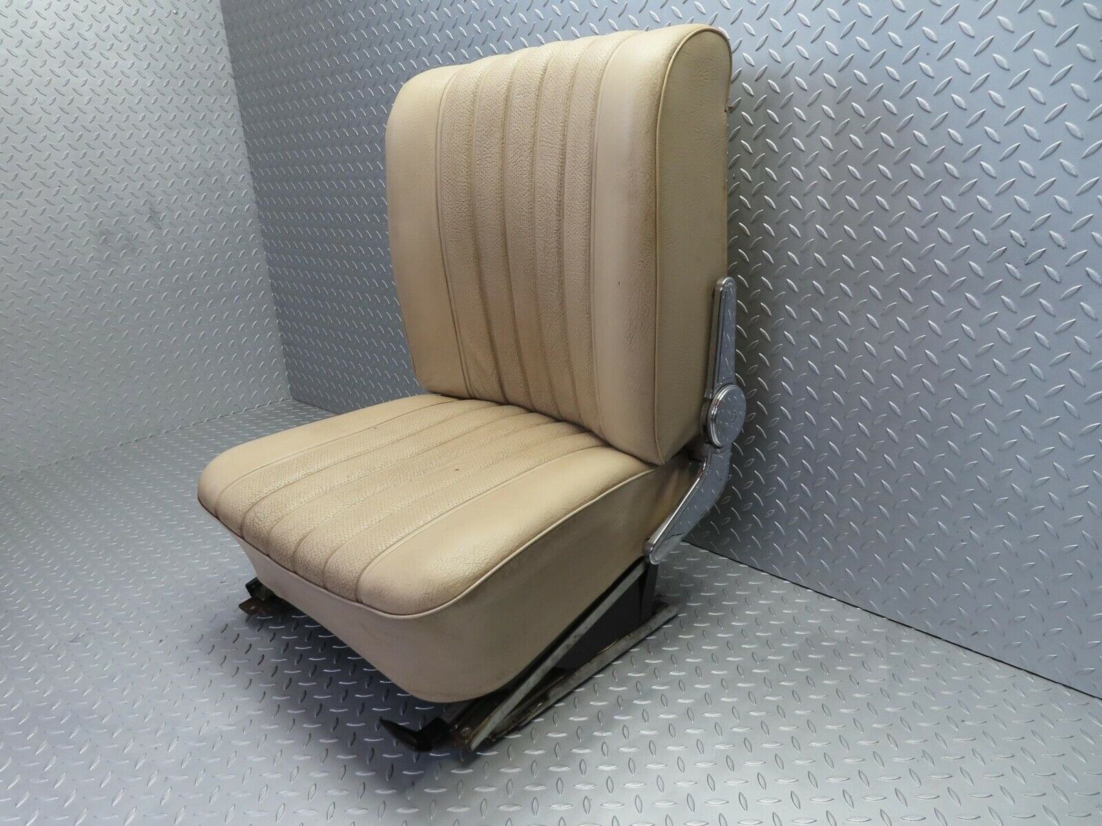 12507 Mercedes-Benz W108 280SE 3.5 Front Right Seat Cream