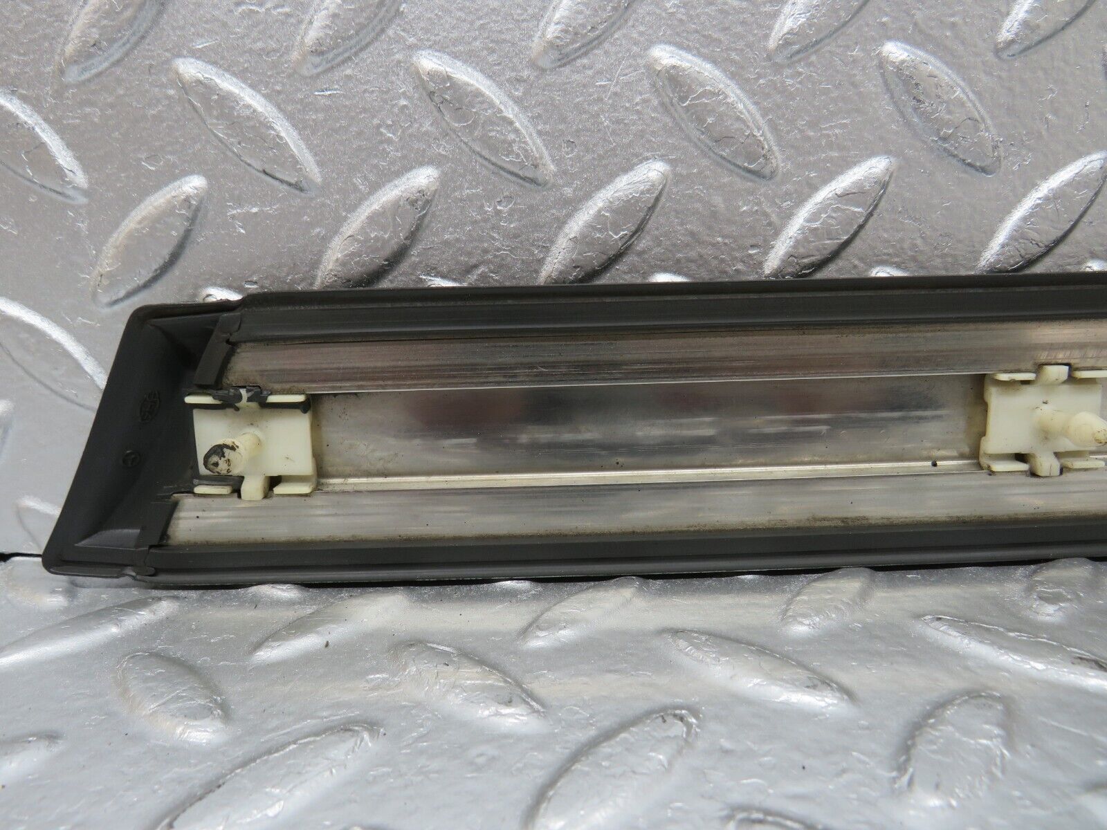 33997 Mercedes-Benz W124 260E Front Left Fender Wing Centre Moulding Trim