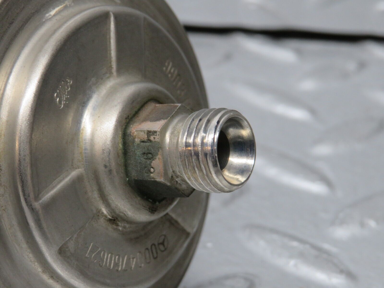 38796 Mercedes-Benz W201 190E 2.6L Fuel Pressure Regulator 0004760621