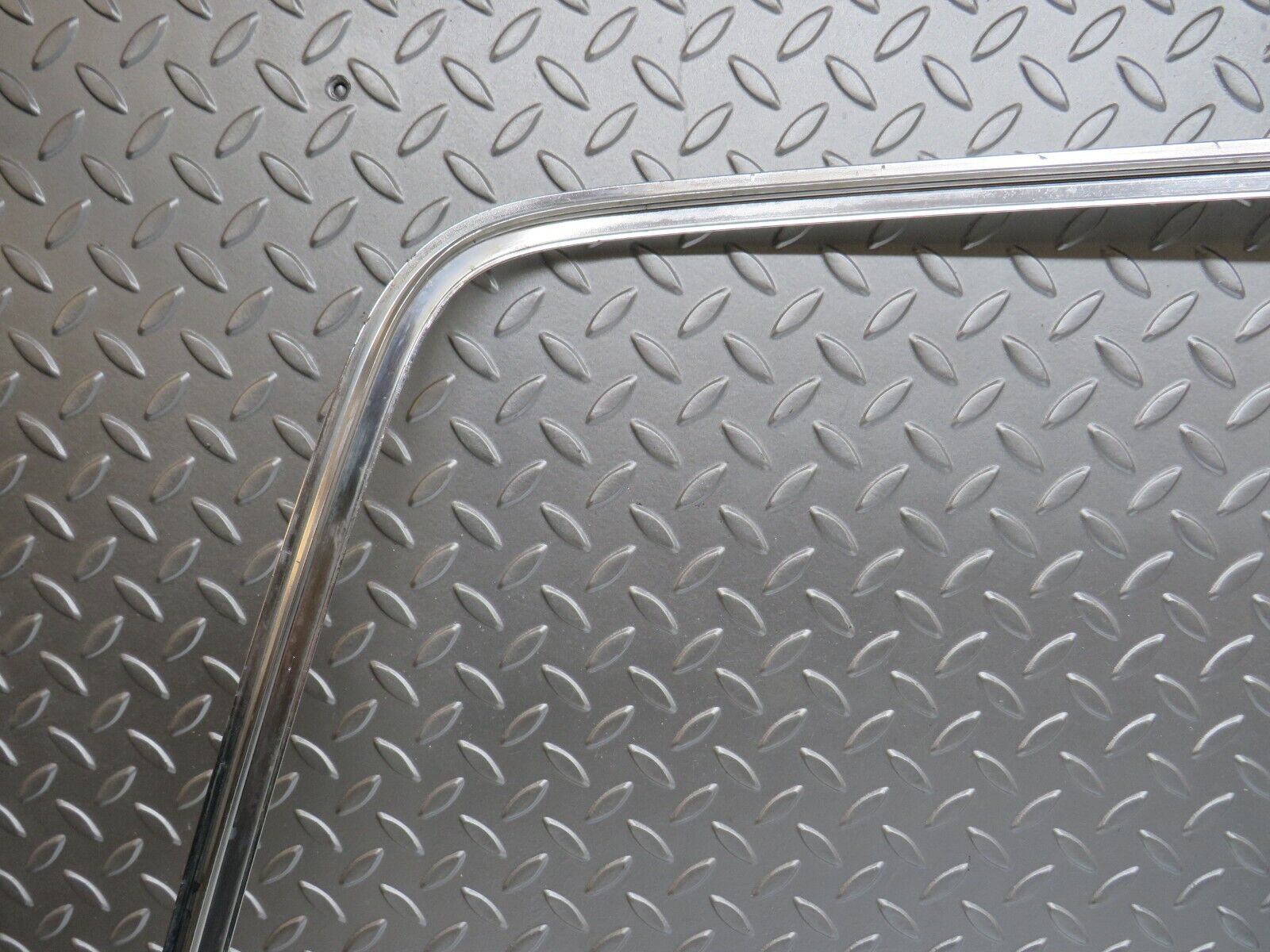 0646 Mercedes-Benz W123 230E Rear Windscreen Chrome Frame