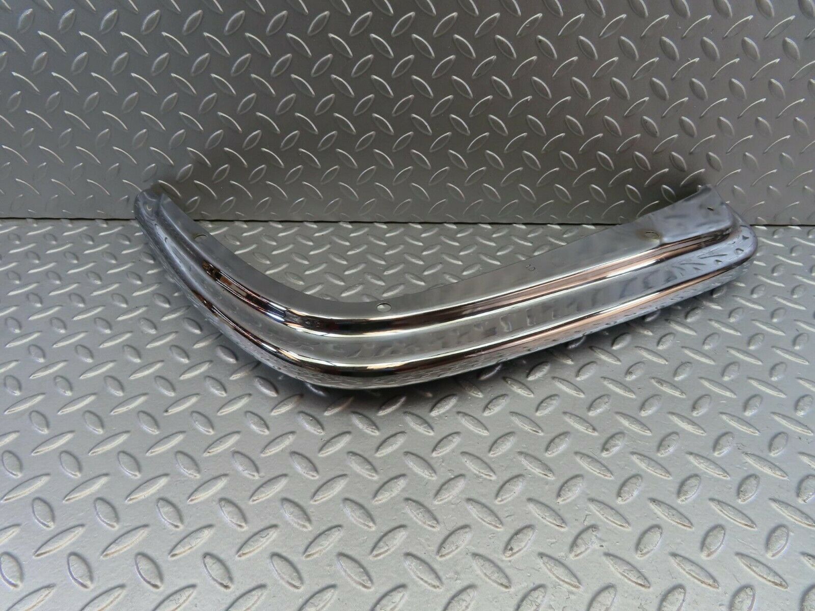 10618 Mercedes-Benz W108 Front Left Upper Bumper Corner