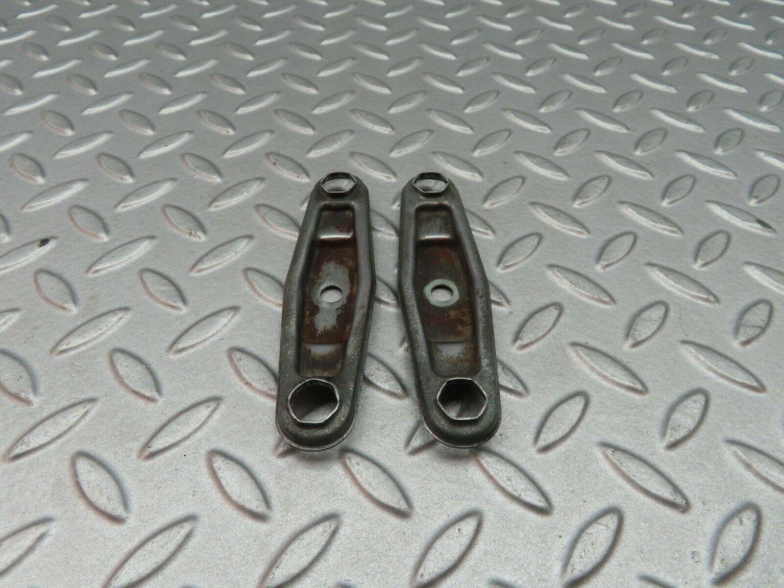 5639 Mercedes-Benz W124 230E Fuel Injector Nozzle Clamp Bracket