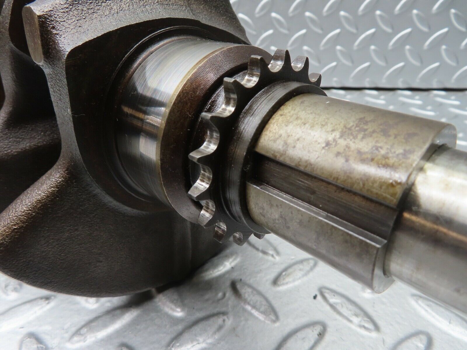 21409 Mercedes-Benz W123 230E Crankshaft 1020310101