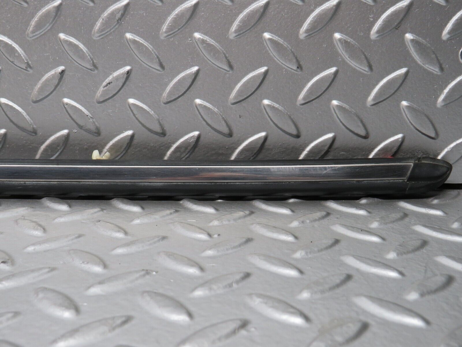 28620 Mercedes-Benz W123 280E Front Right Fender Wing Centre Moulding Trim