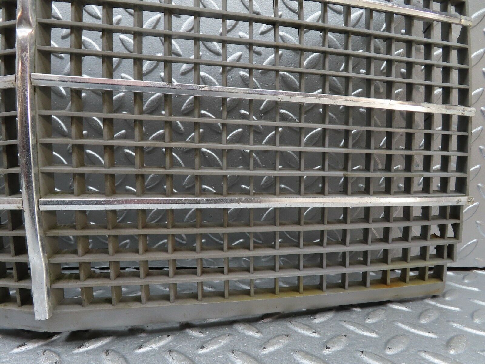 20481 Mercedes-Benz W114 280CE Coupe Bonnet Grill