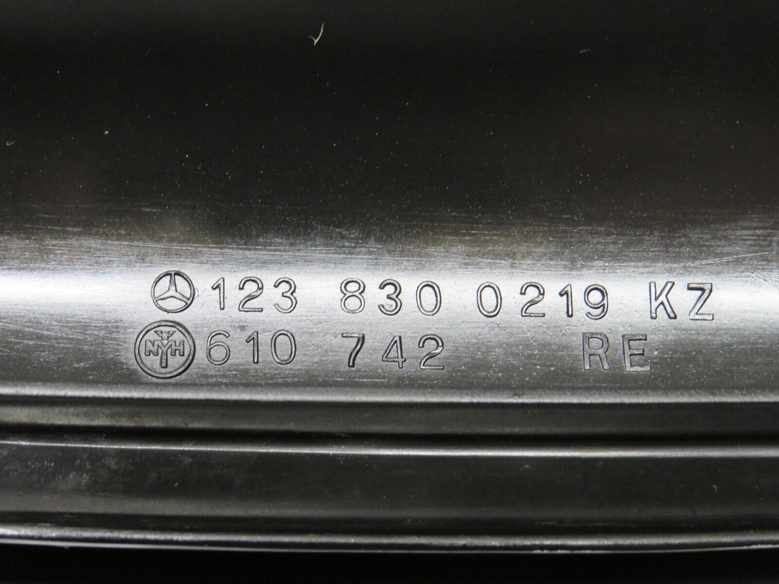 29877 Mercedes-Benz W123 230E Air Duct Vent Pair 1238300119 1238300219