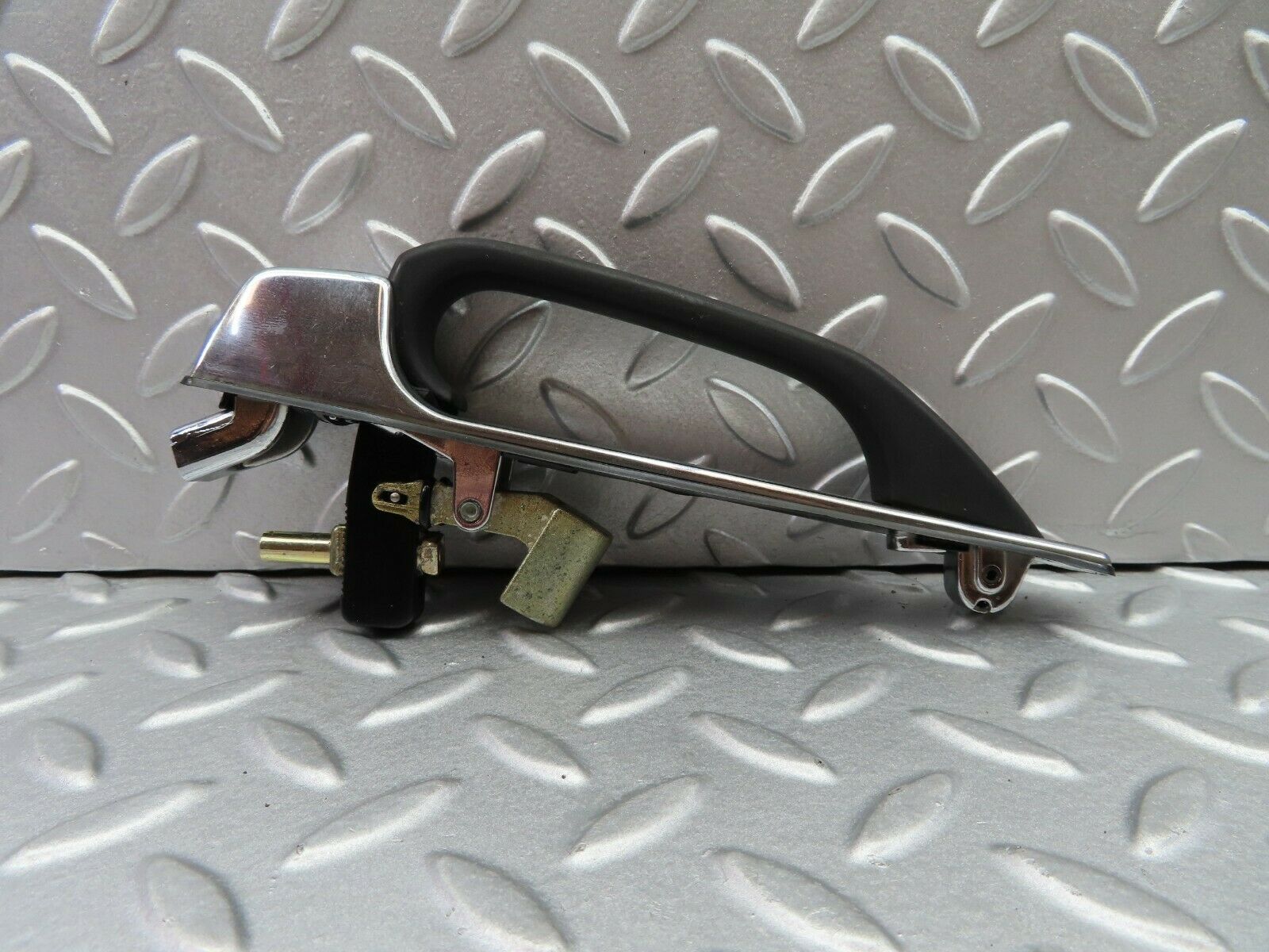 5812 Mercedes-Benz W123 200 Exterior Door Handle Rear 1237600359