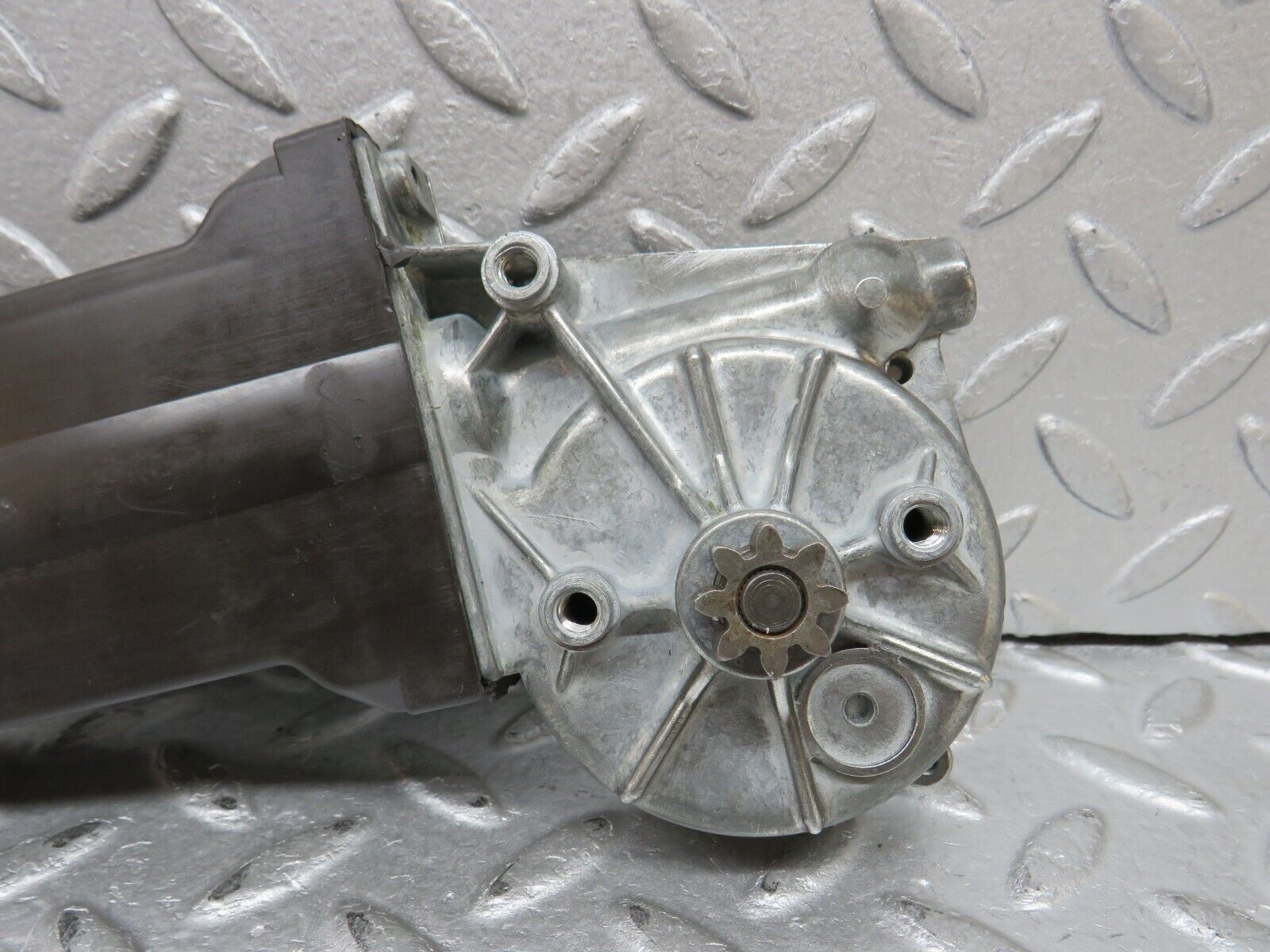 37419 Mercedes-Benz W109 300SEL Rear Right Window Regulator Motor Bosch 0132001102