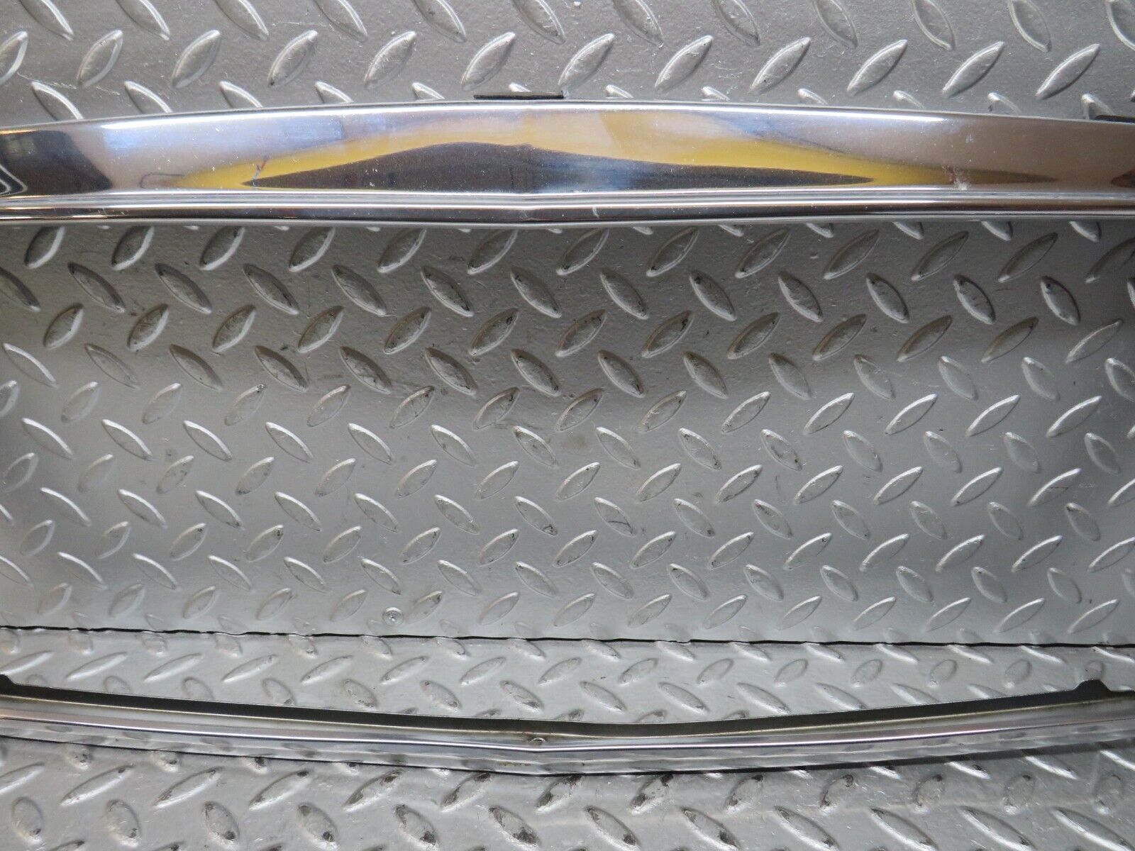 28935 Mercedes-Benz C124 320CE Bonnet Grill Chrome Frame