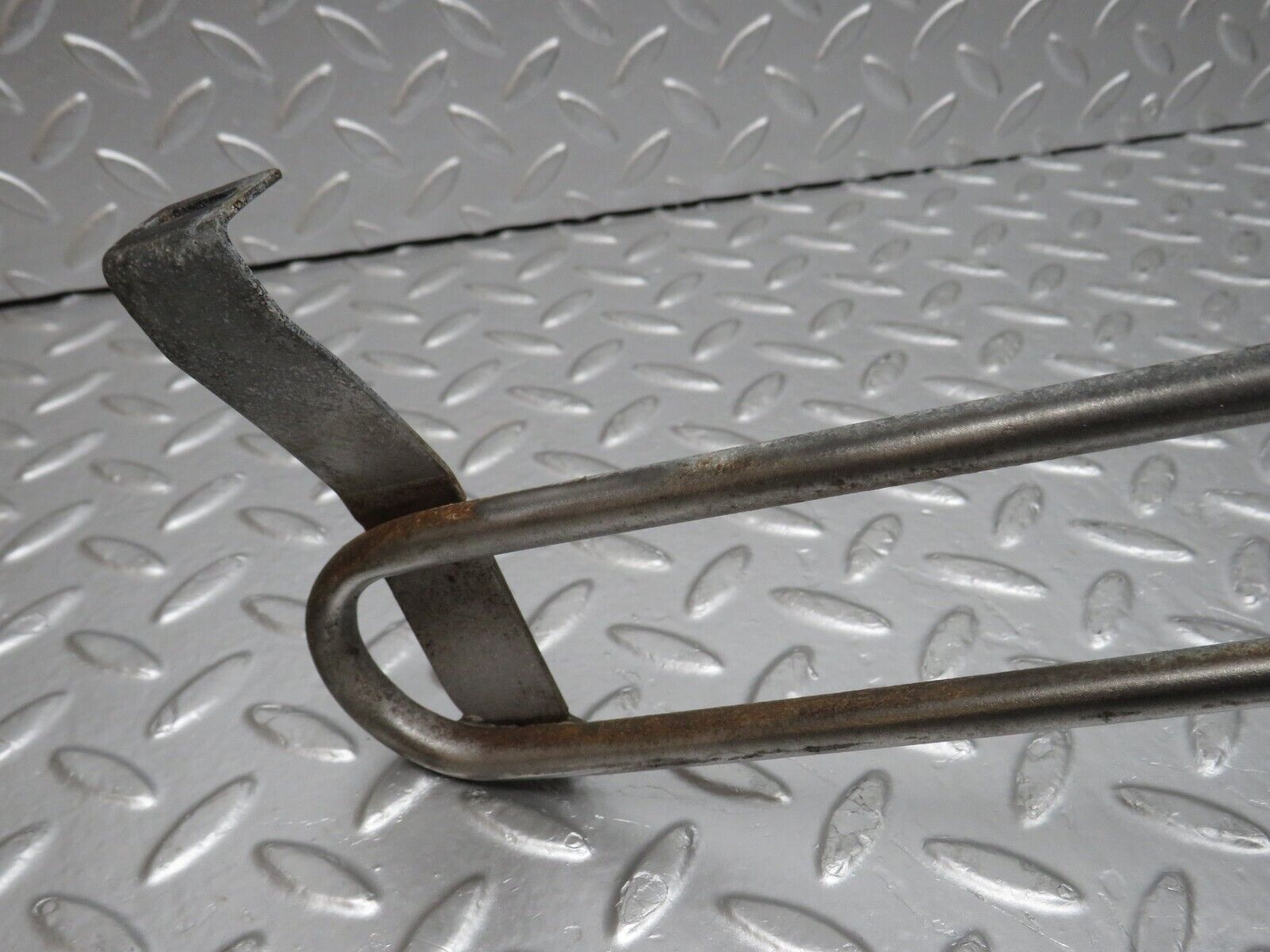 32718 Mercedes-Benz S124 300TE Wagon Oil Cooling Pipe